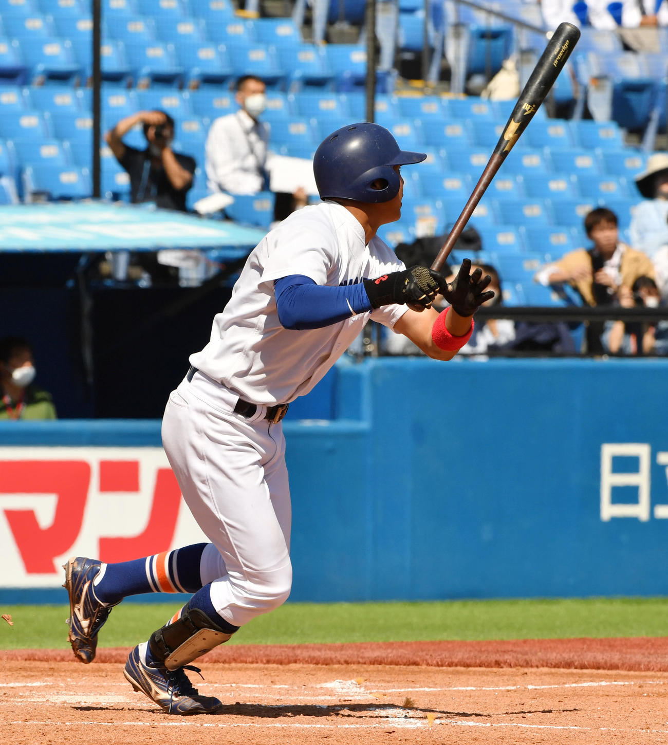 中大対駒大　1回裏駒大2死一、二塁、神宮は左越えに適時二塁打を放つ（撮影・柴田隆二）