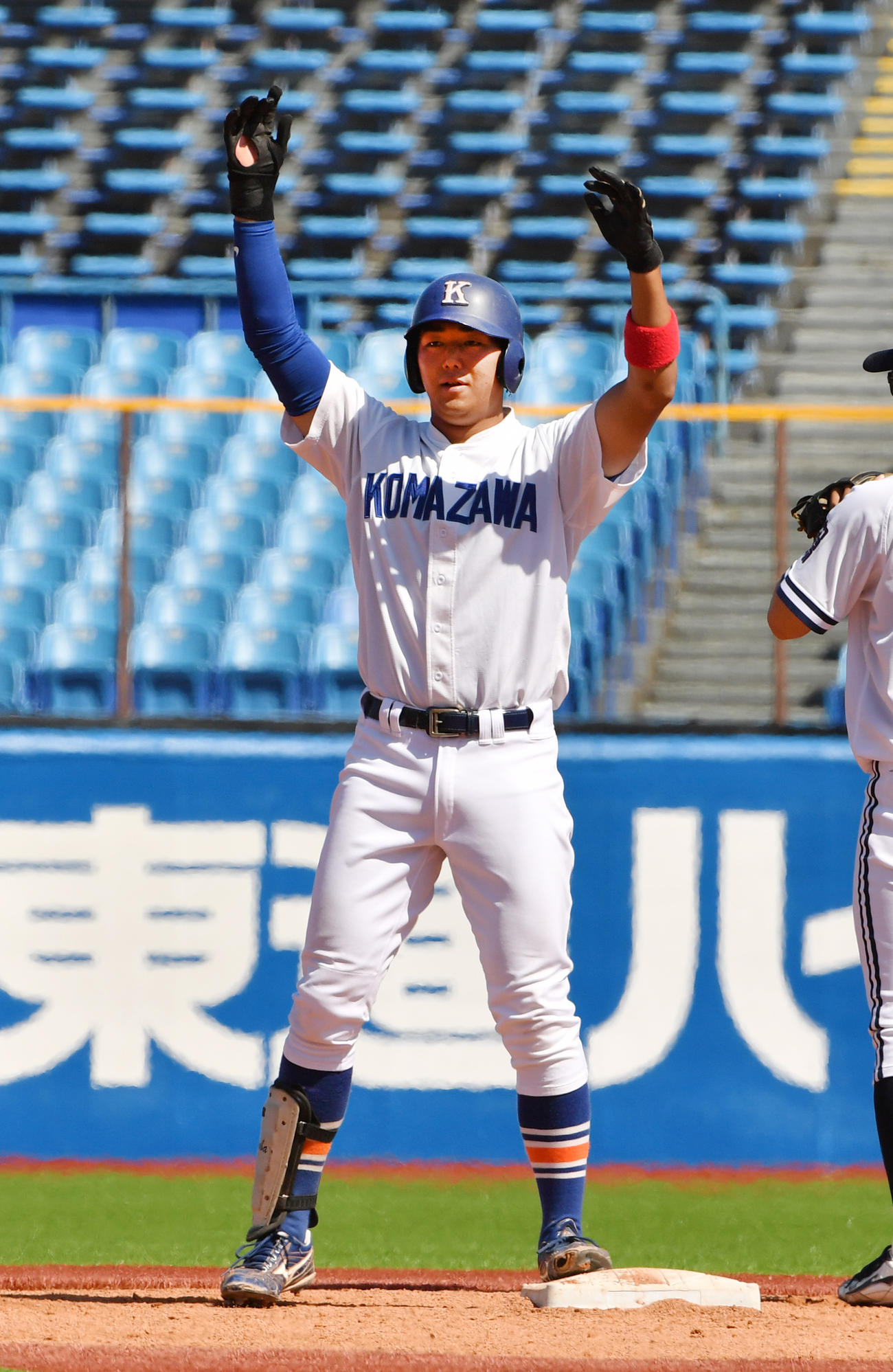 中大対駒大　1回裏駒大2死一、二塁、神宮は左越えに適時二塁打を放ちガッツポーズする（撮影・柴田隆二）