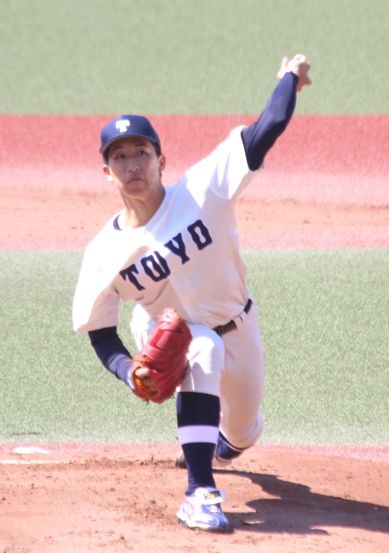 国士舘大対東洋大　先発し力投する東洋大・細野（撮影・保坂恭子）