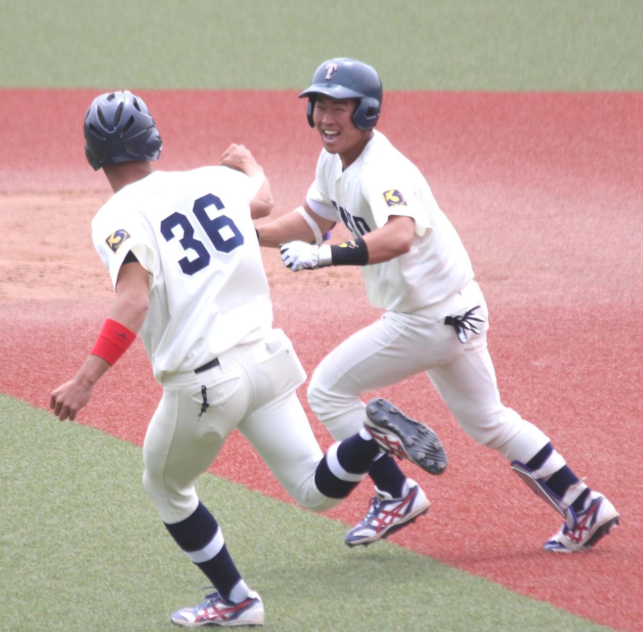 国士舘大対東洋大　9回裏東洋大2死満塁、サヨナラ打を放ち笑顔の石上泰（右）（撮影・保坂恭子）