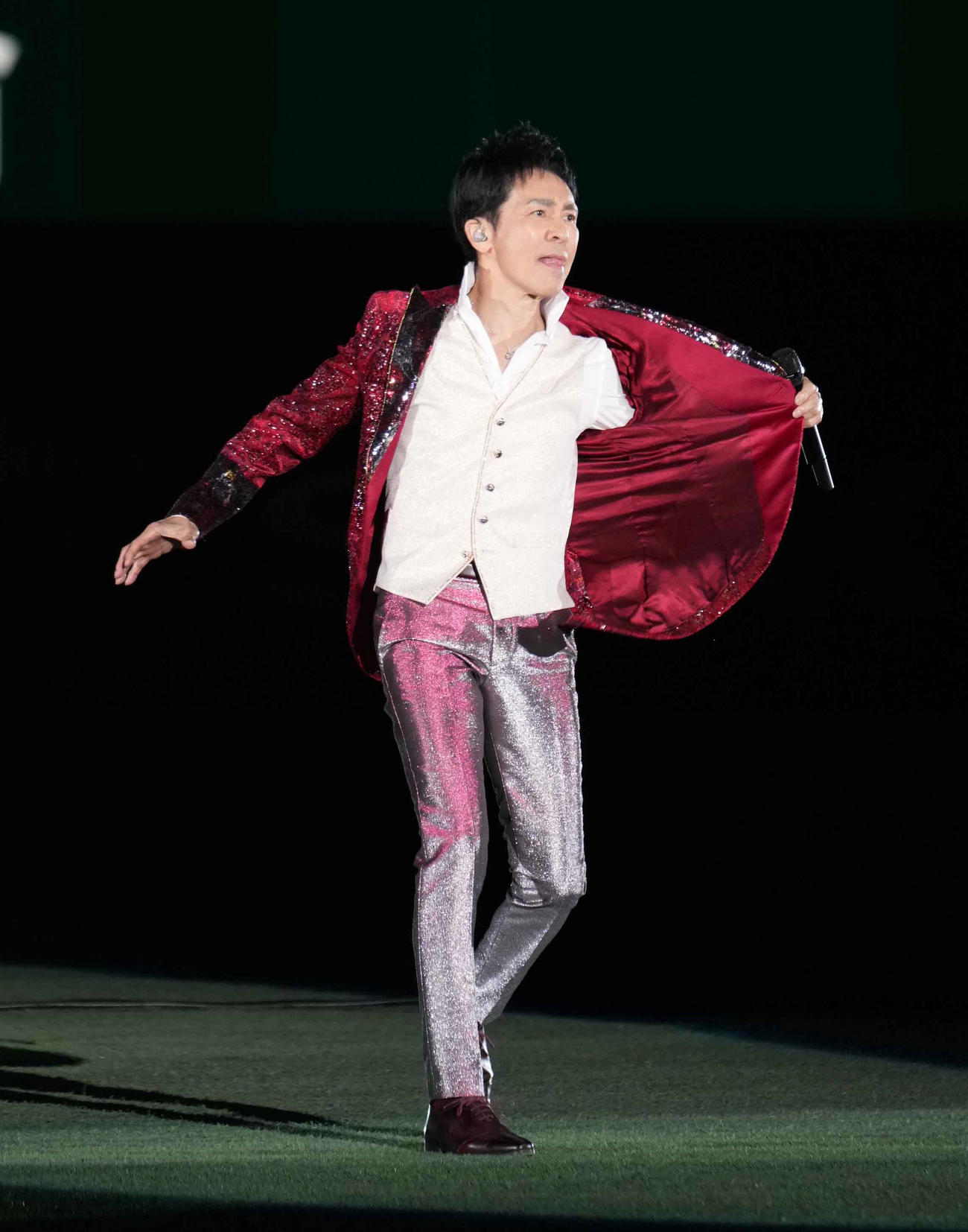 西武対ソフトバンク　試合後にスペシャルライブを披露する郷ひろみ（撮影・小沢裕）