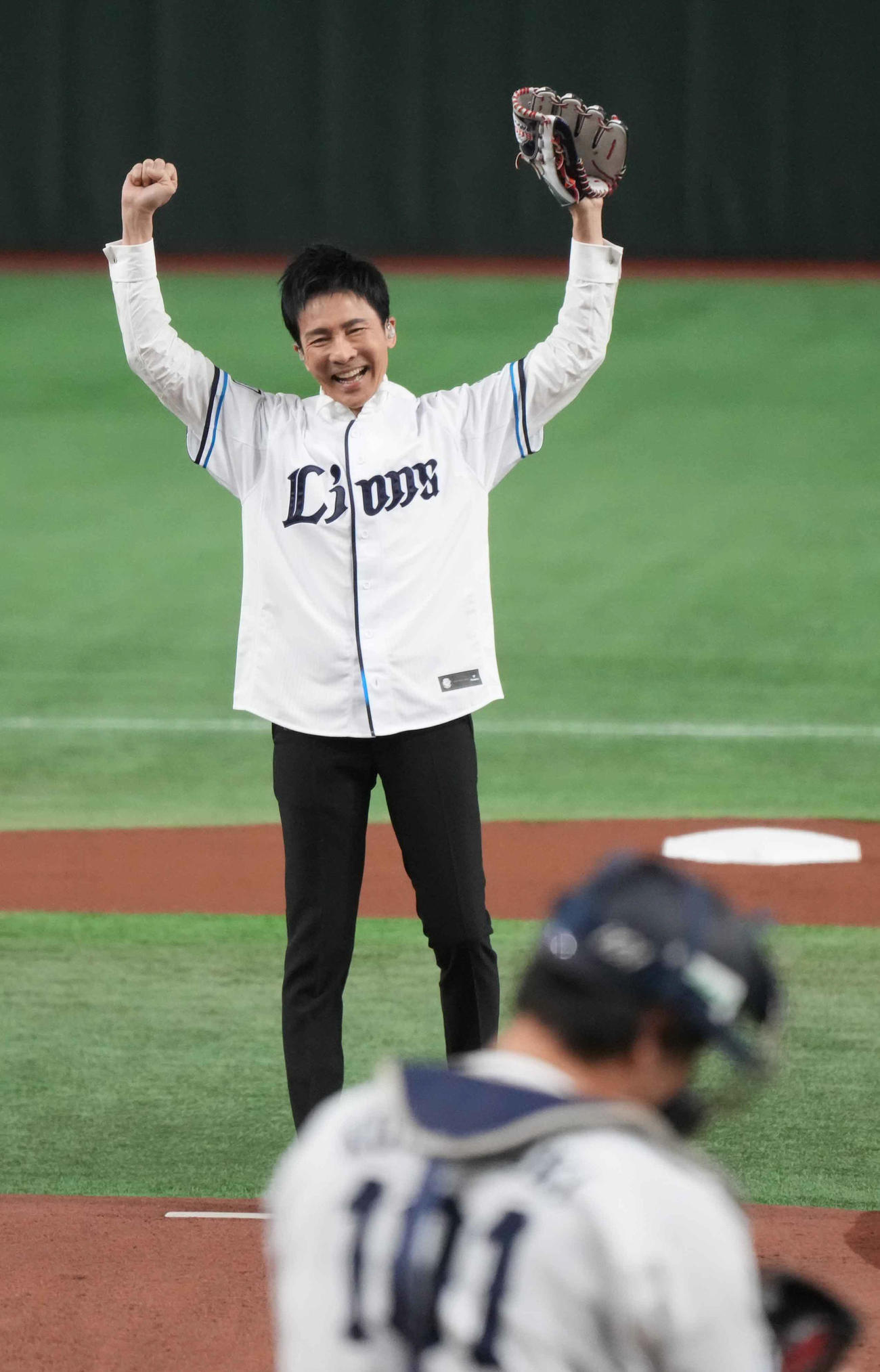 西武対ソフトバンク　セレモニアルピッチを終えガッツポーズする郷ひろみ（撮影・小沢裕）