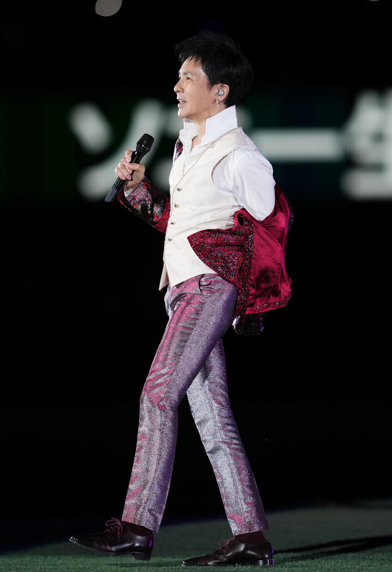 西武対ソフトバンク　試合後、ライブで熱唱する郷ひろみ（撮影・横山健太）