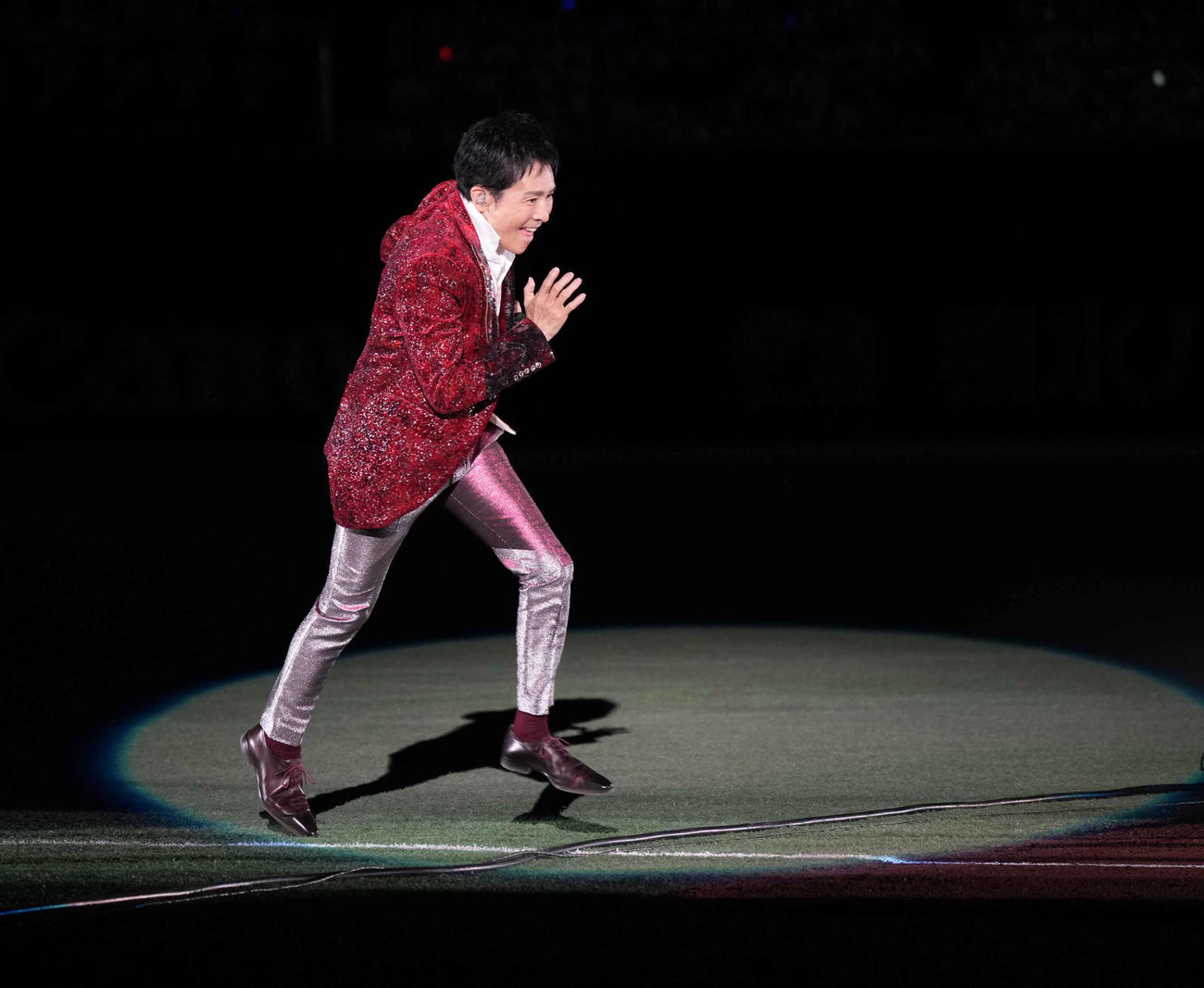 西武対ソフトバンク　試合後のスペシャルライブでグラウンドを走り回る郷ひろみ（撮影・小沢裕）