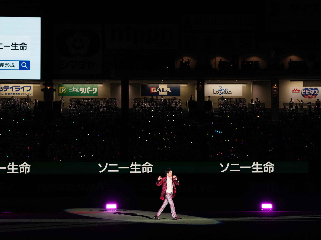 西武対ソフトバンク　試合後にスペシャルライブを披露する郷ひろみ（撮影・小沢裕）