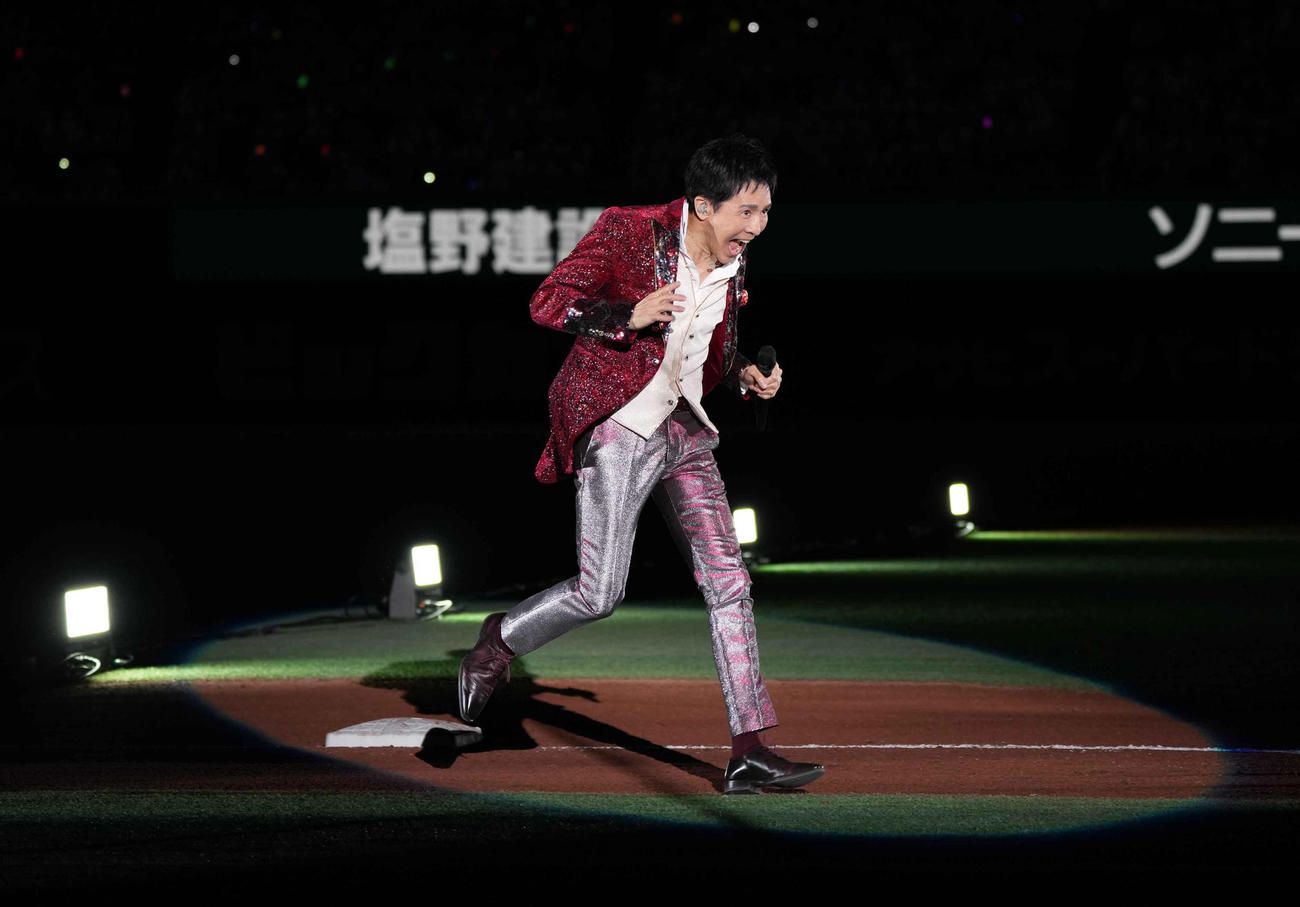 西武対ソフトバンク　試合後のスペシャルライブでグラウンドを走り回る郷ひろみ（撮影・小沢裕）
