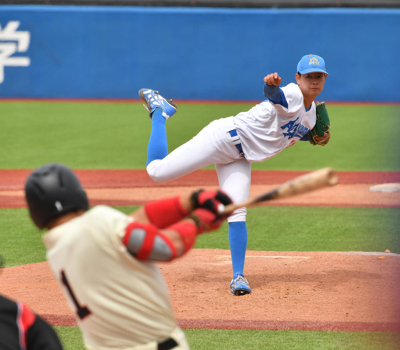 青学大対日大　青学大・下村は友田を空振り三振に仕留める（撮影・柴田隆二）