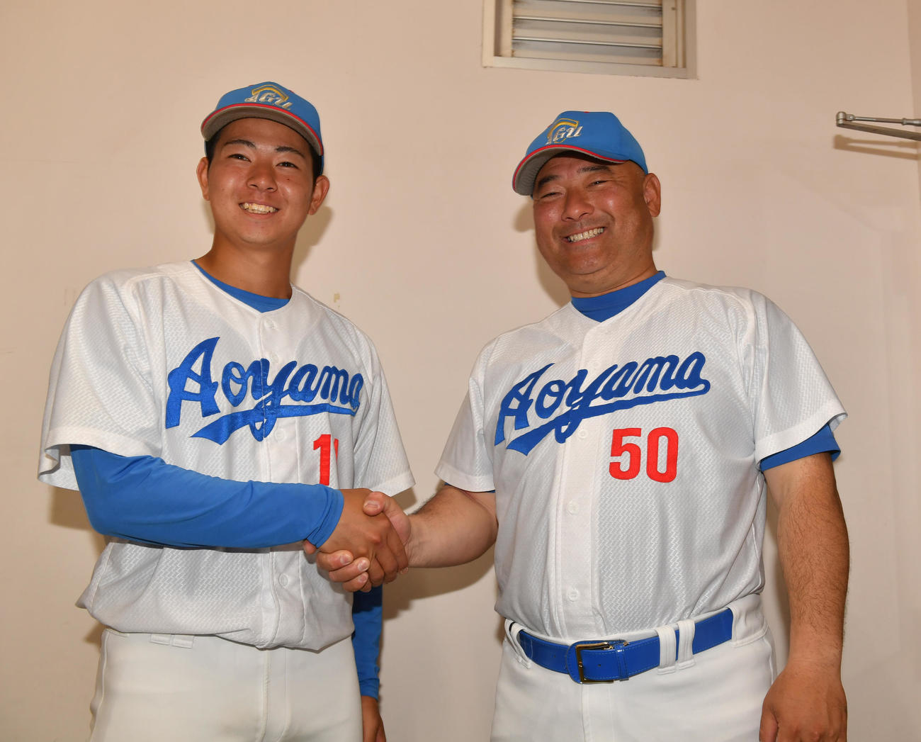 勝利投手の青学大・下村（左）は安藤監督と笑顔で握手する（撮影・柴田隆二）