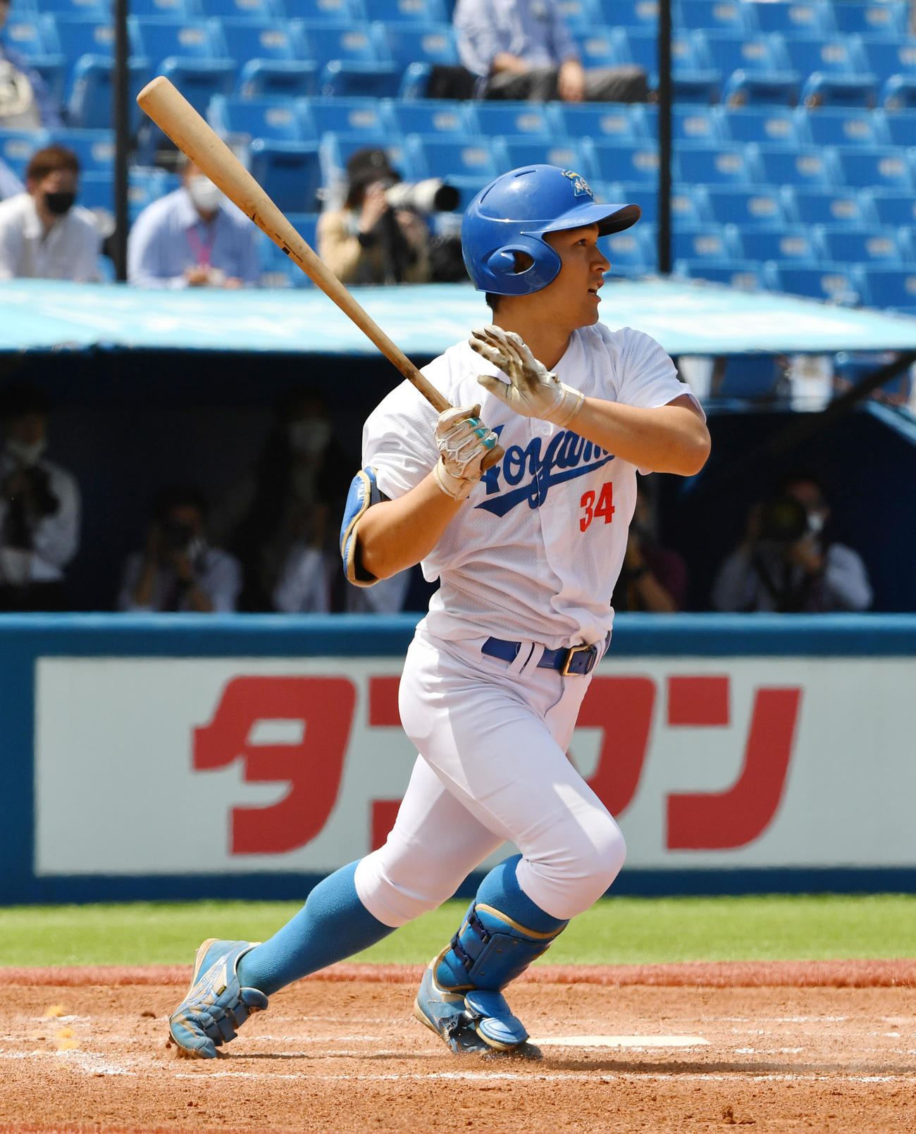 青学大対日大　1回表青学大1死二、三塁、松本は右犠飛を放つ（撮影・柴田隆二）