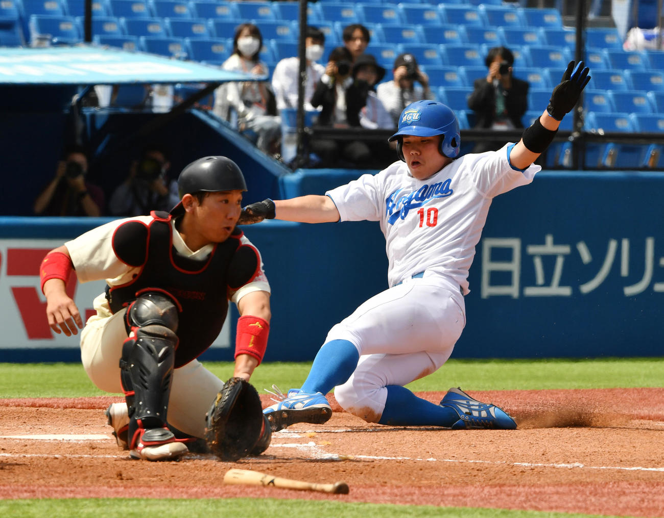 青学大対日大　1回表青学大1死二、三塁、松本の右犠飛で三塁走者小田が生還する。捕手友田（撮影・柴田隆二）