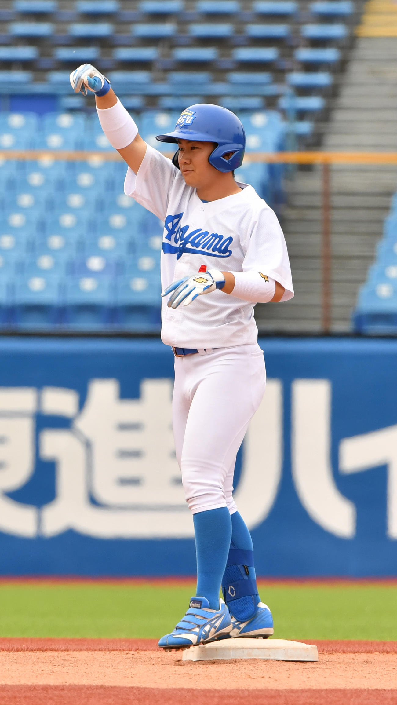 青学大対日大　8回表青学大2死一塁、星子は左翼線に二塁打を放ちガッツポーズする（撮影・柴田隆二）
