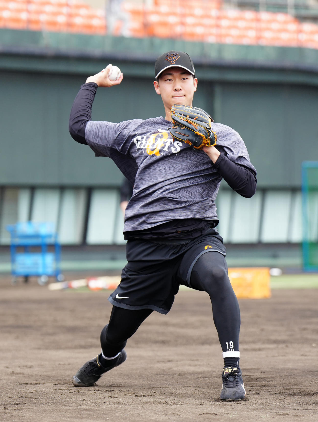 巨人対DeNA　試合前練習に臨む巨人山崎伊（撮影・江口和貴）
