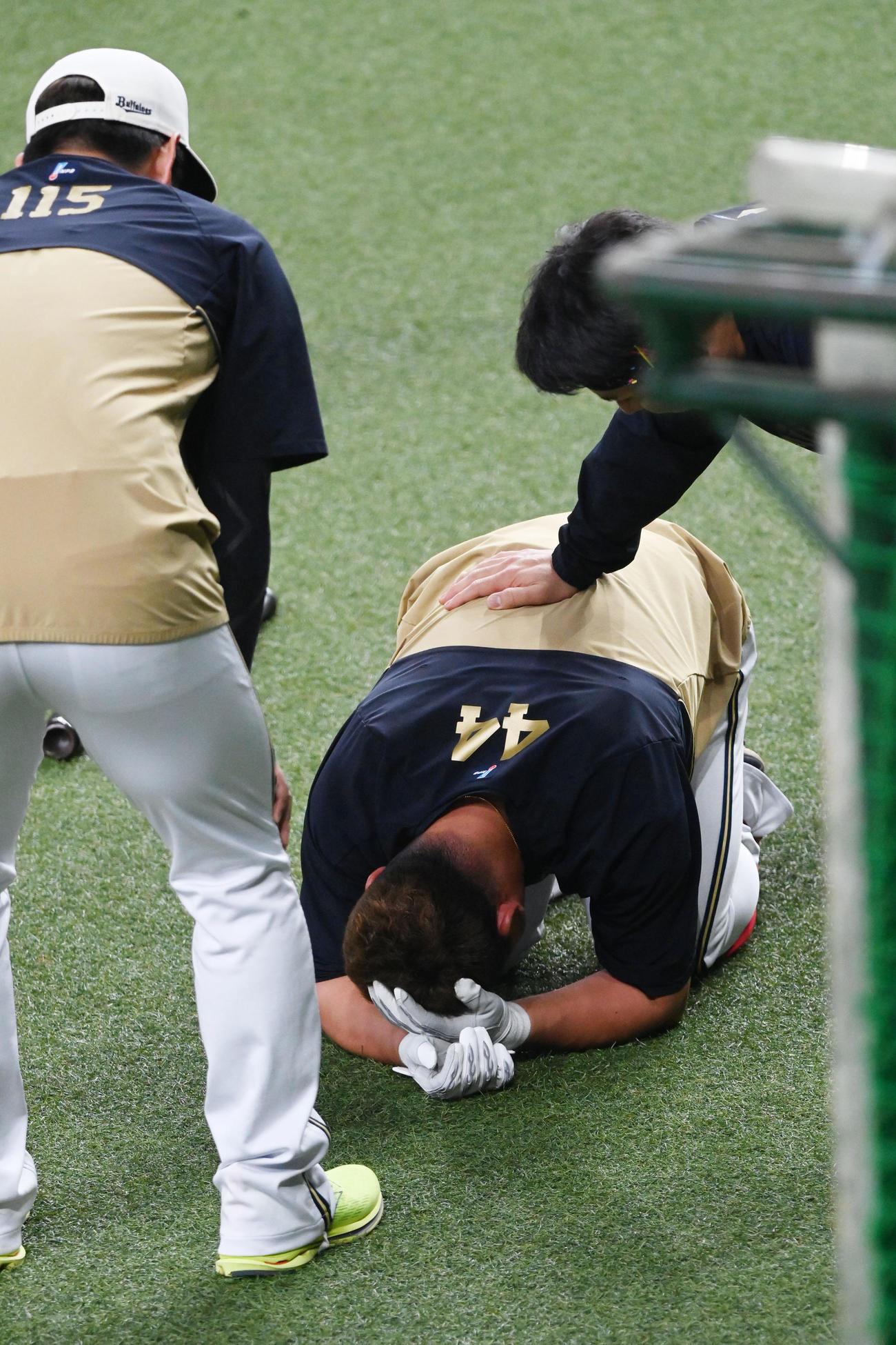 滑って手から離れたバットが頭部に当たりうずくまるオリックス頓宮（撮影・和賀正仁）
