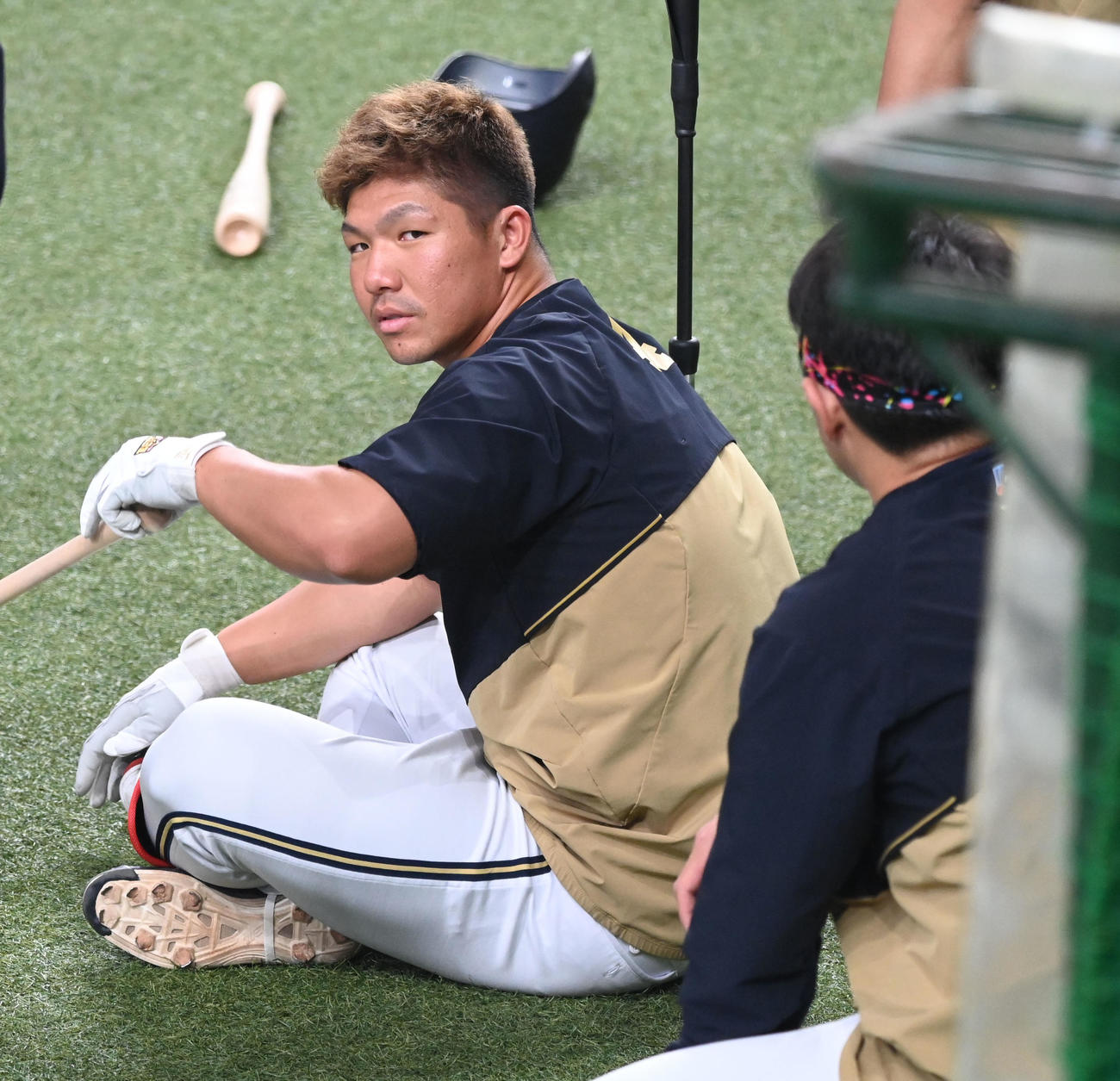 オリックス対楽天　若月（手前）の手から離れたバットが頭部に当たったオリックス頓宮（撮影・和賀正仁）