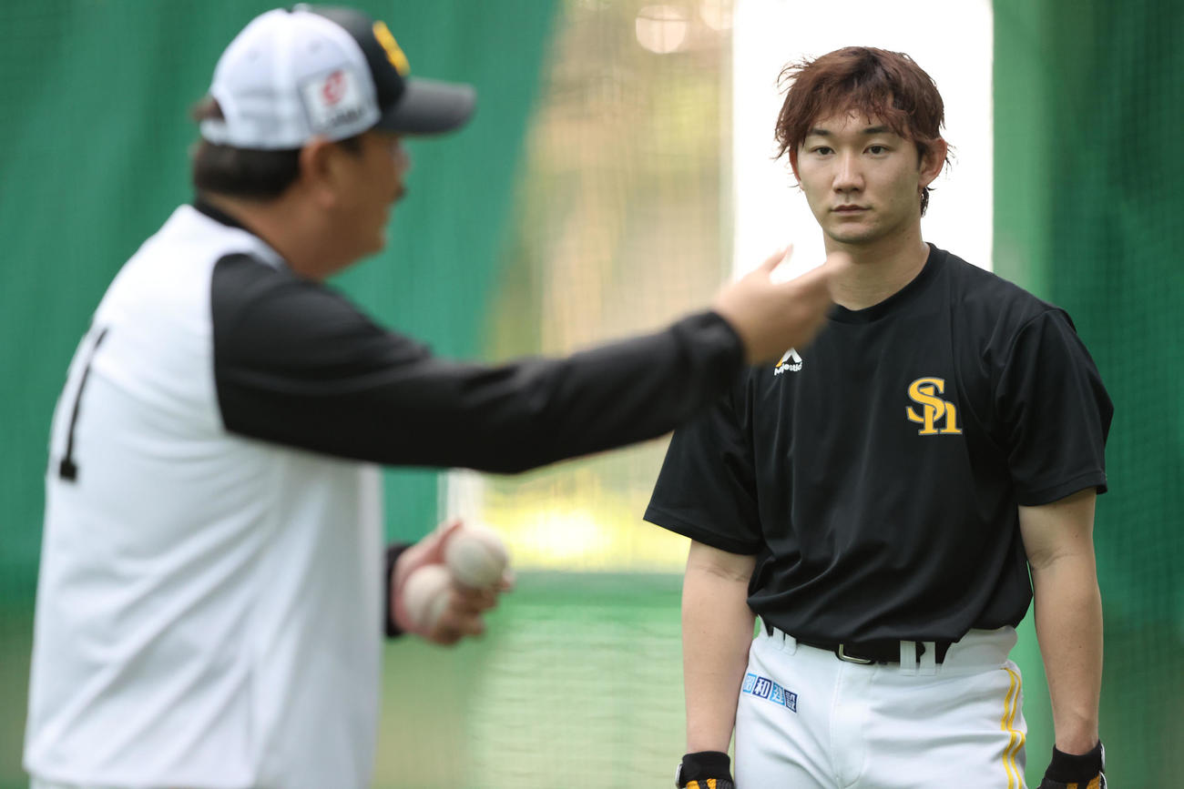 藤本博史監督の話に聞き入る正木智也（2023年4月7日撮影）