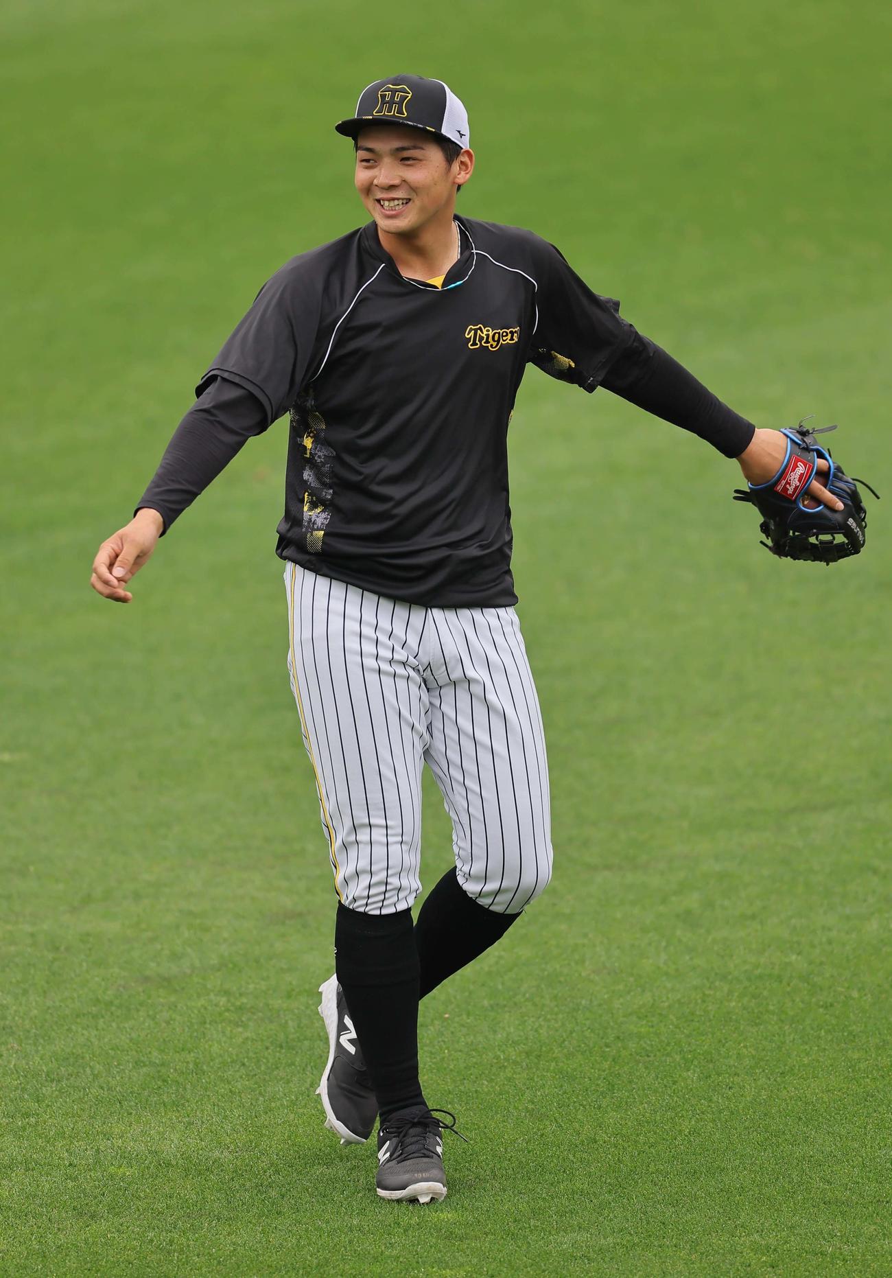 阪神対広島　外野ノックを受ける井上は笑顔を見せる（撮影・上田博志）