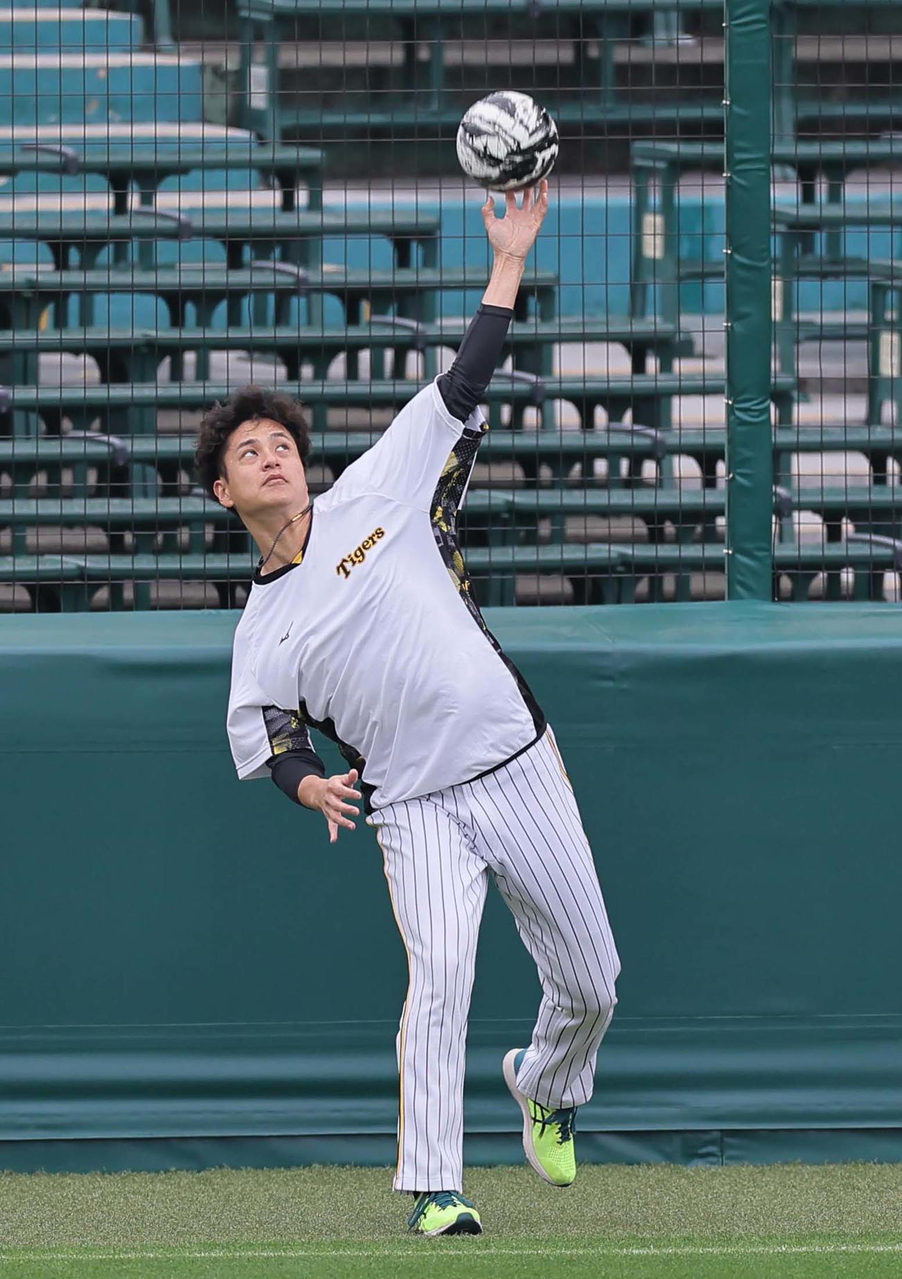 阪神対広島　サッカーボールを使って調整する大竹（撮影・上田博志）