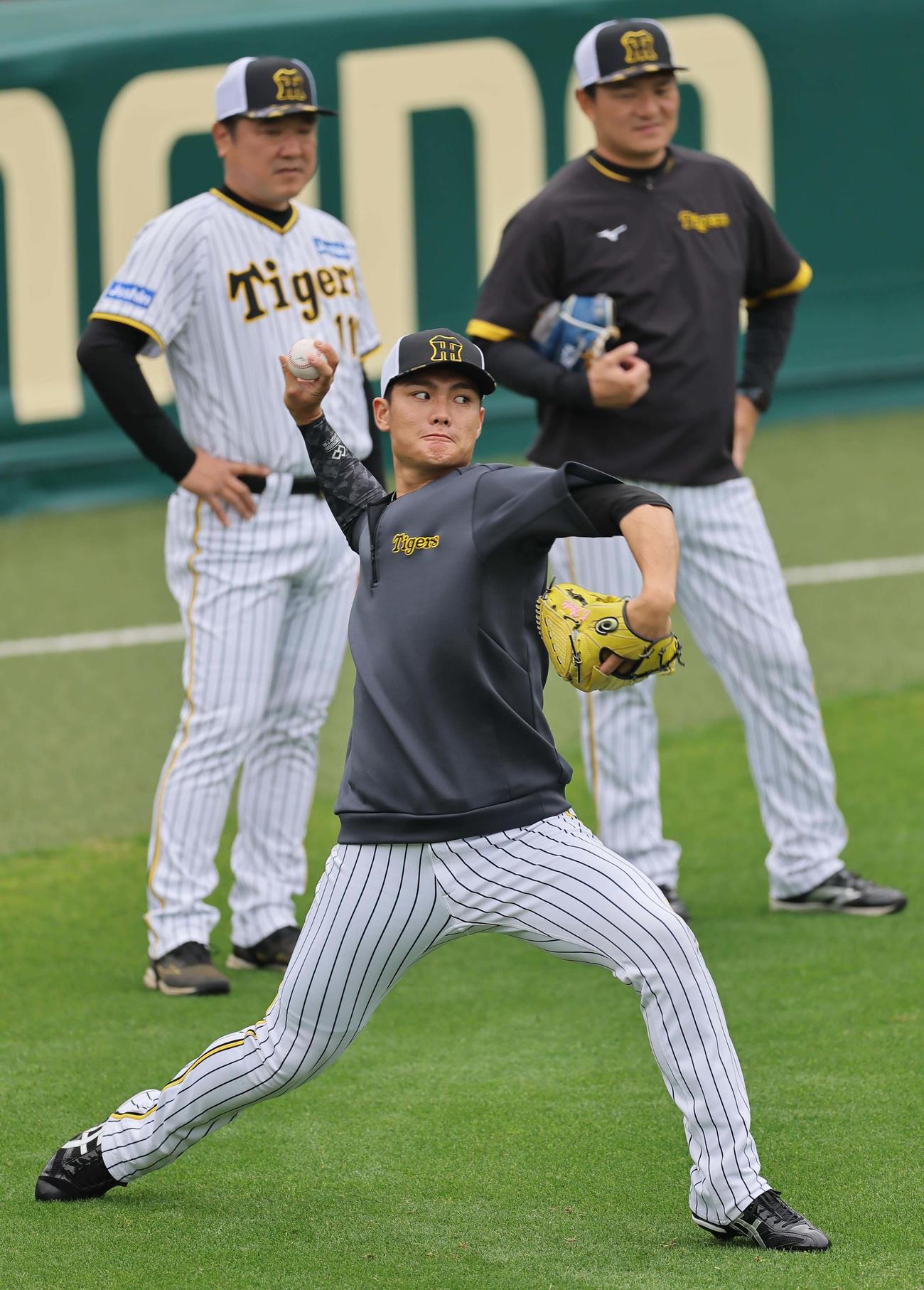 キャッチボールで調整する西純（撮影・上田博志）