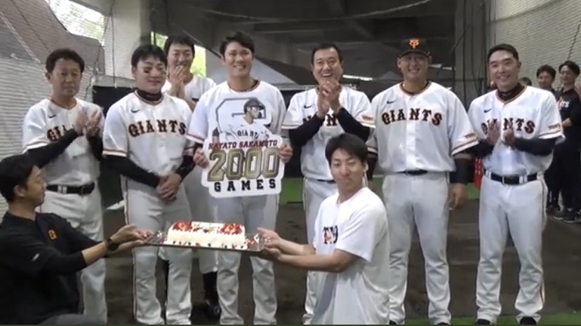 サプライズ記念ケーキで祝福される坂本（巨人の公式ツイッターから）
