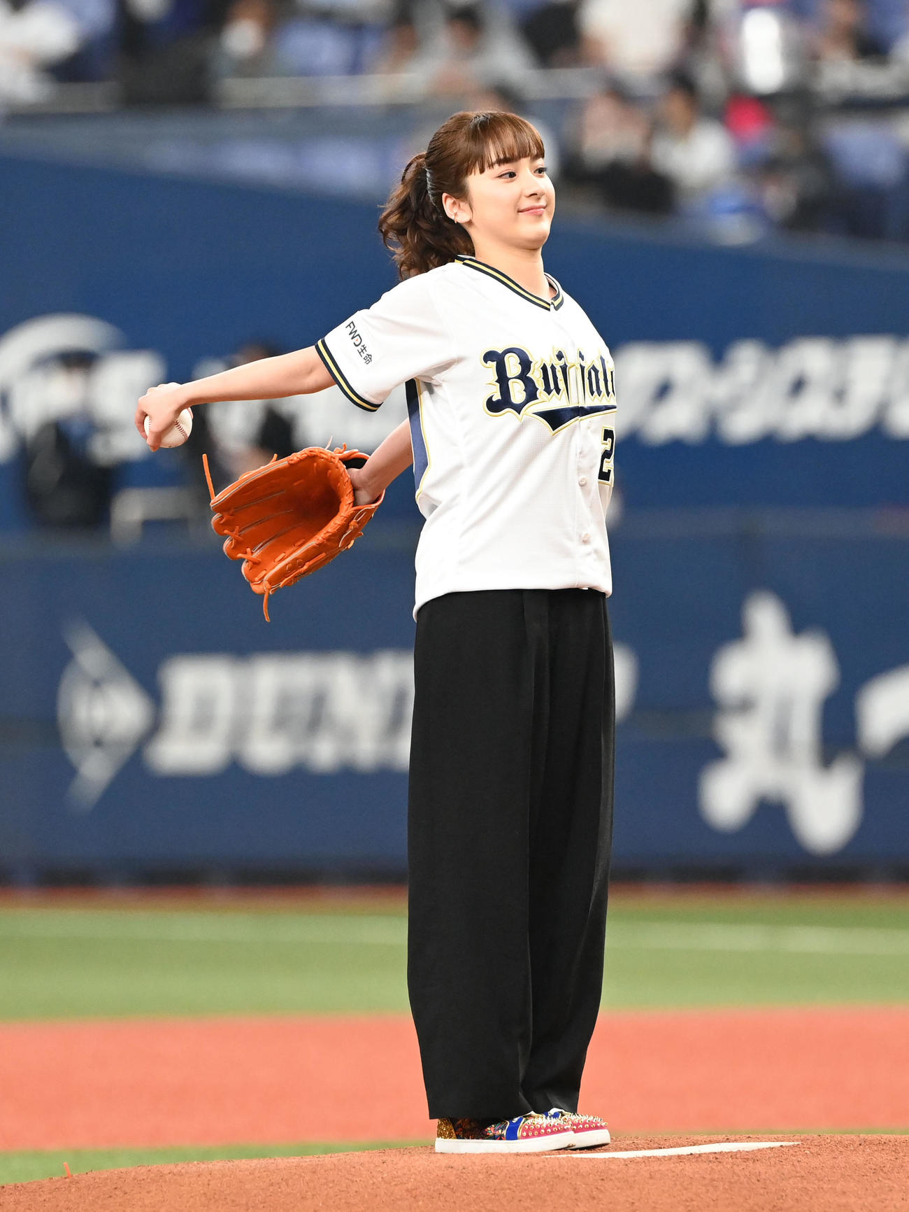 オリックス対楽天　特別始球式を行う女優の平祐奈（撮影・和賀正仁）