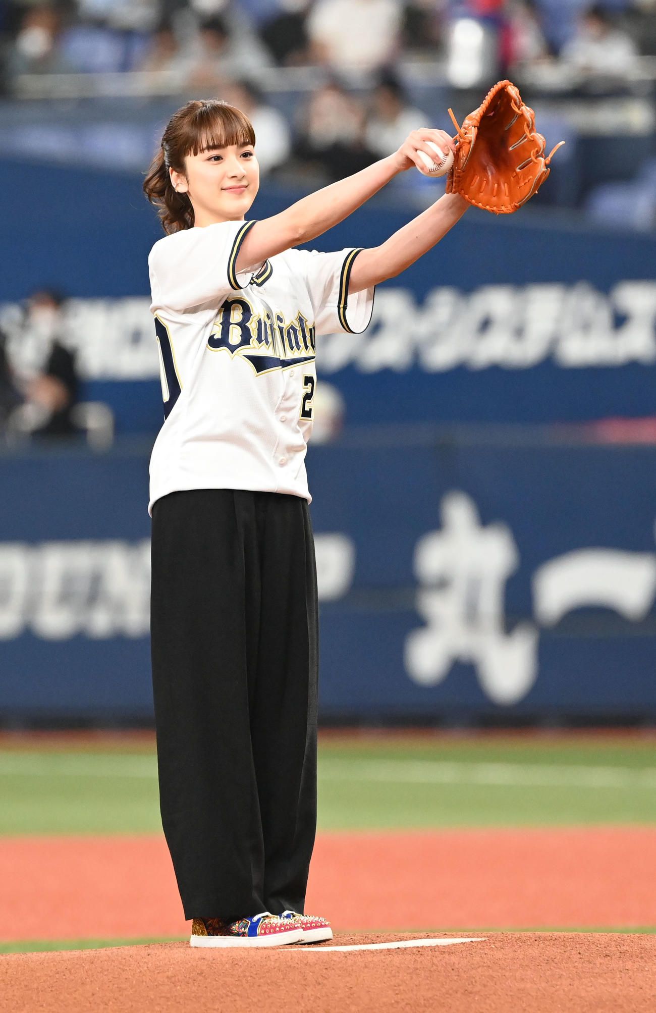 オリックス対楽天　特別始球式を行う女優の平祐奈（撮影・和賀正仁）