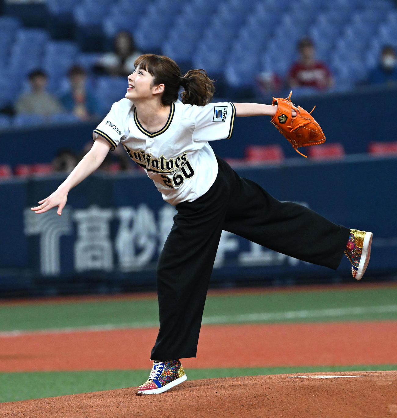 オリックス対楽天　始球式を務める平祐奈（撮影・石井愛子）