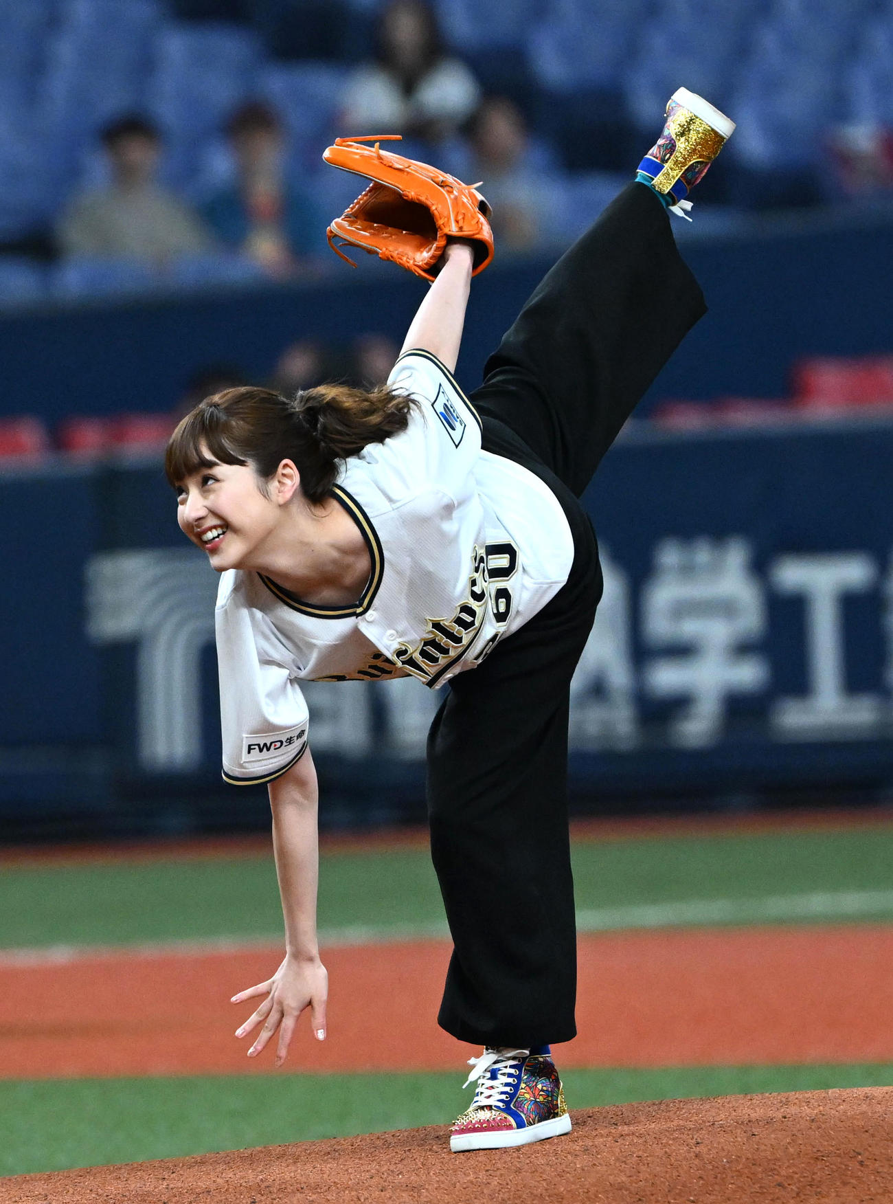 オリックス対楽天　始球式を務める平祐奈（撮影・石井愛子）