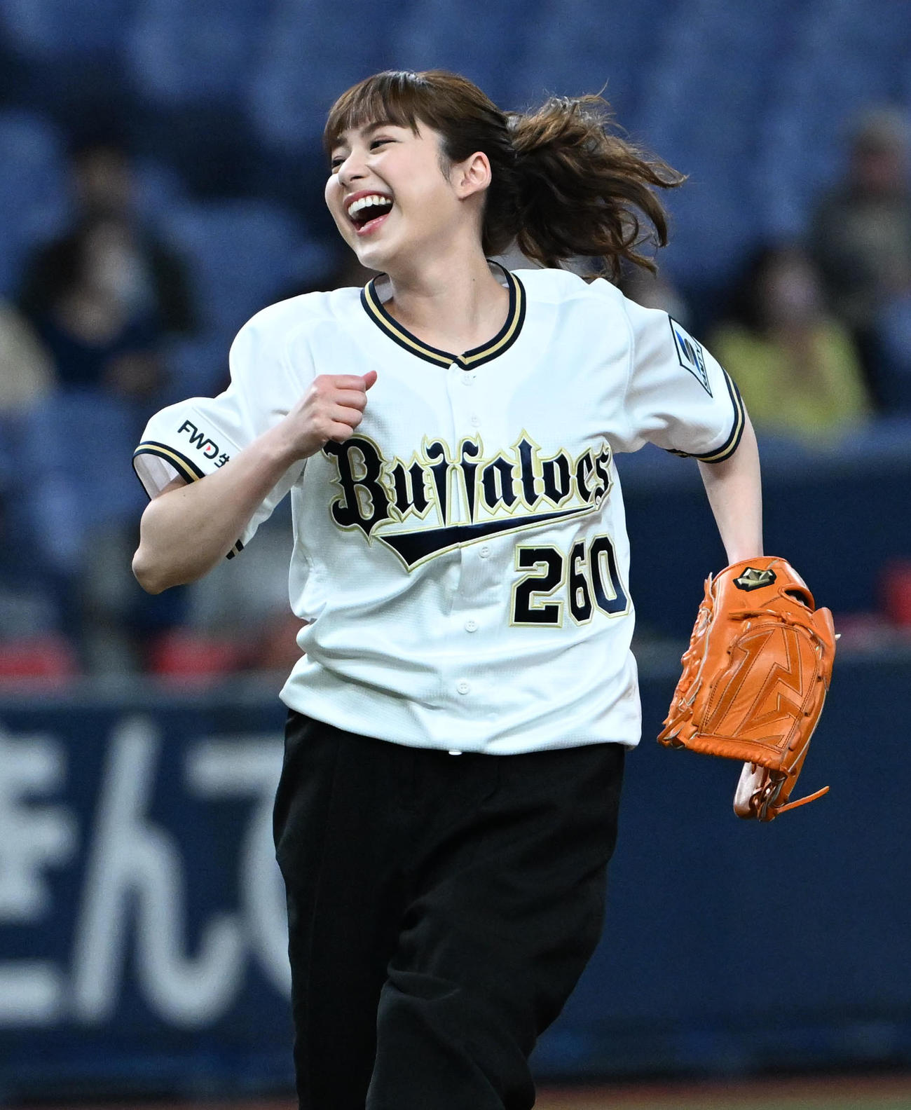 オリックス対楽天　始球式を務める平祐奈（撮影・石井愛子）
