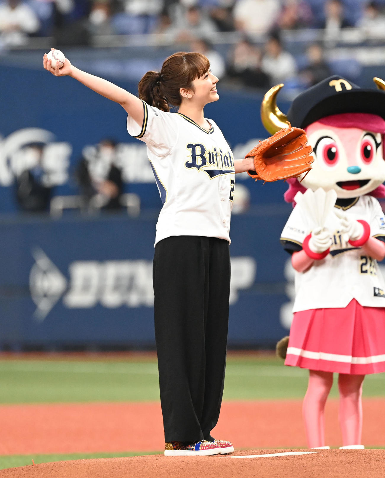 オリックス対楽天　特別始球式を行う女優の平祐奈（撮影・和賀正仁）