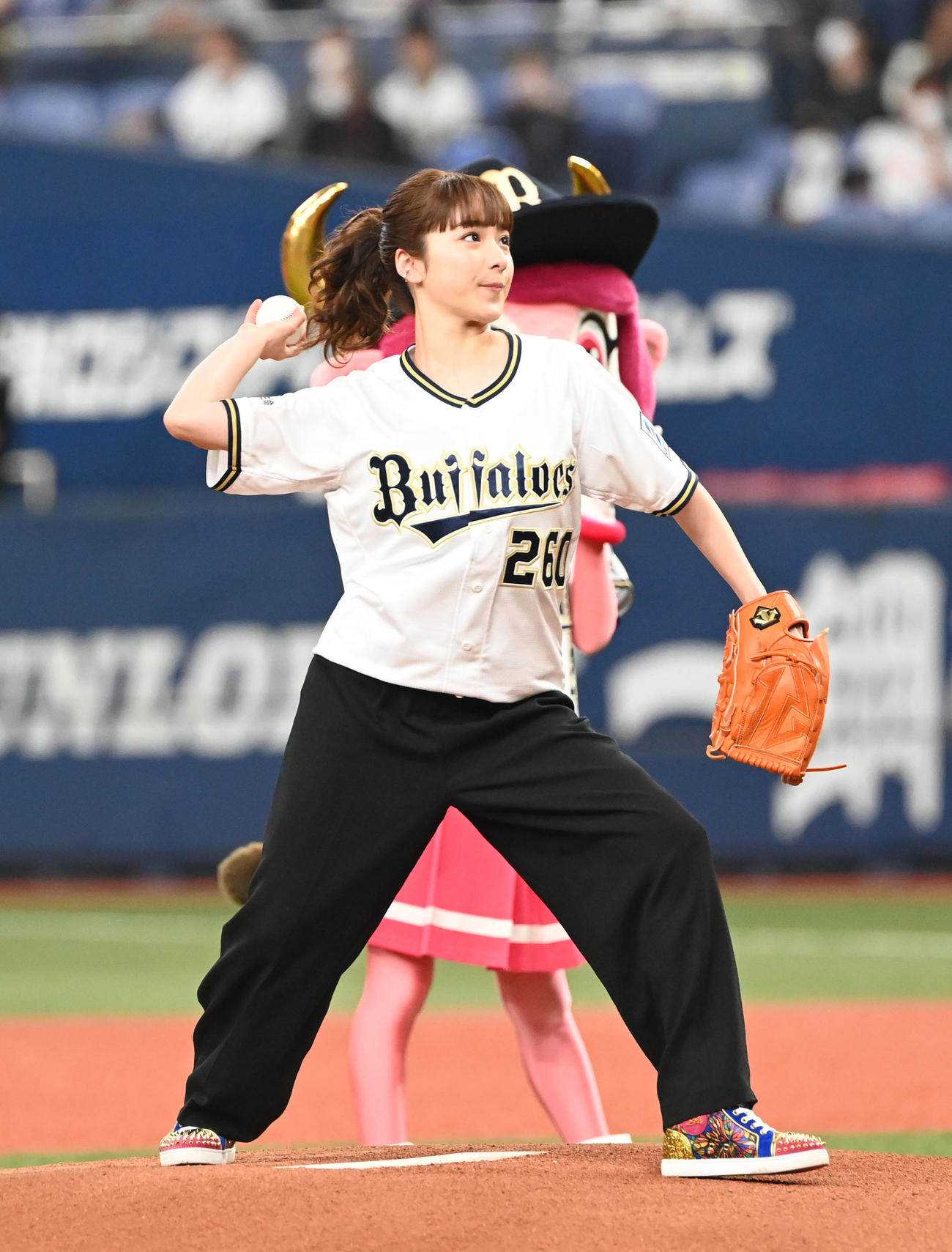 オリックス対楽天　特別始球式を行う女優の平祐奈（撮影・和賀正仁）