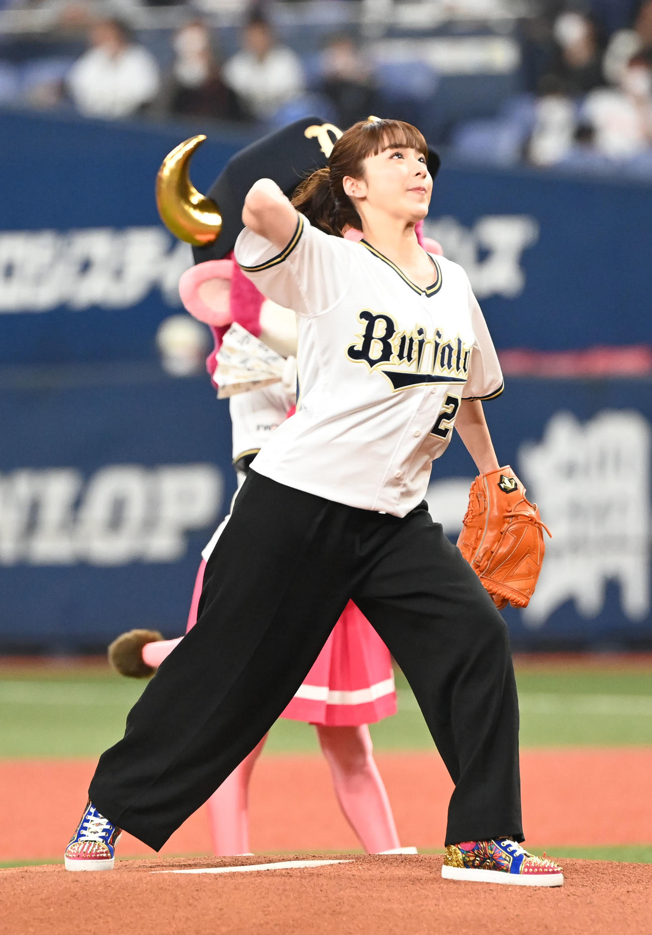 オリックス対楽天　特別始球式を行う女優の平祐奈（撮影・和賀正仁）