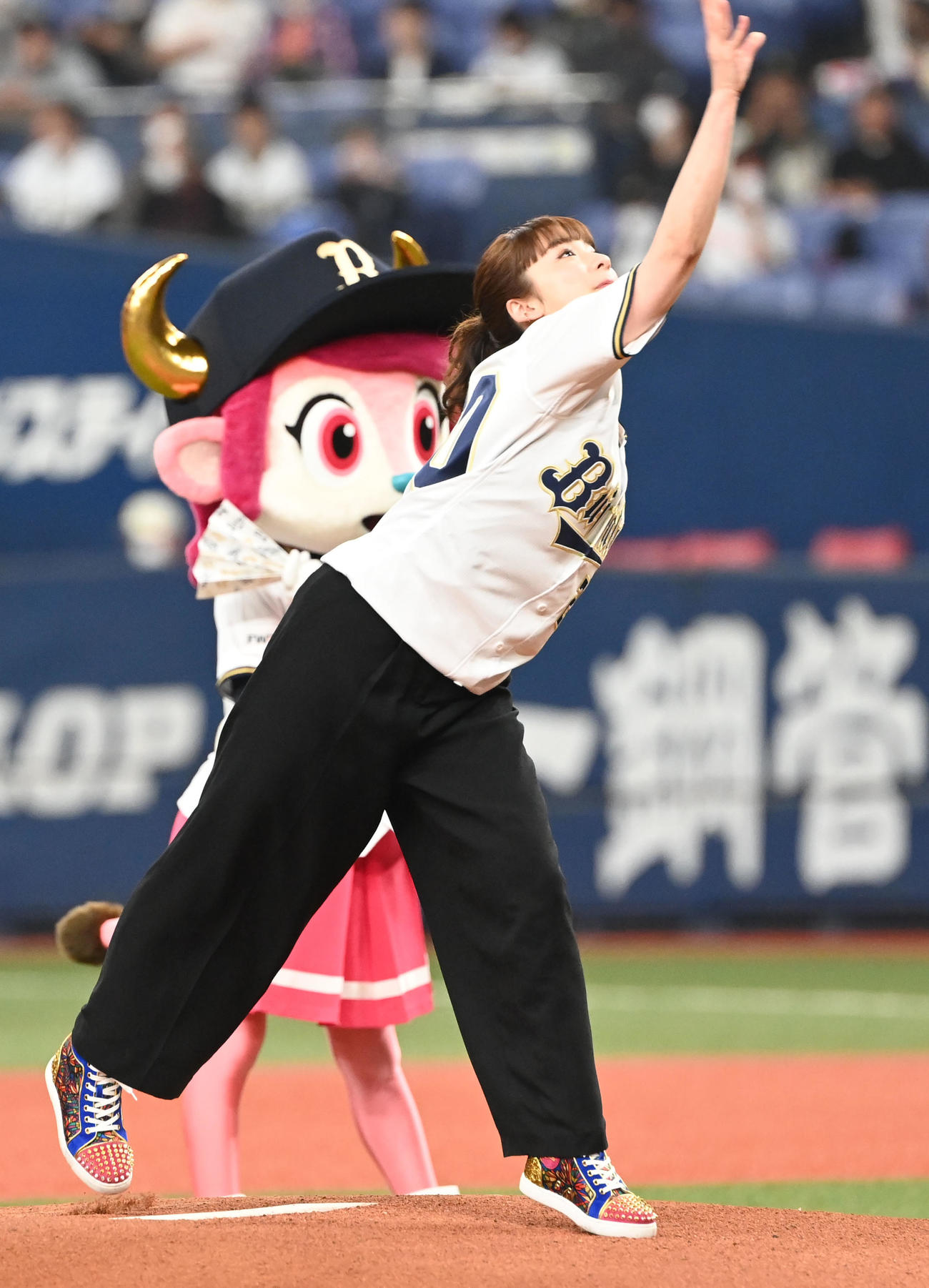 オリックス対楽天　特別始球式を行う女優の平祐奈（撮影・和賀正仁）