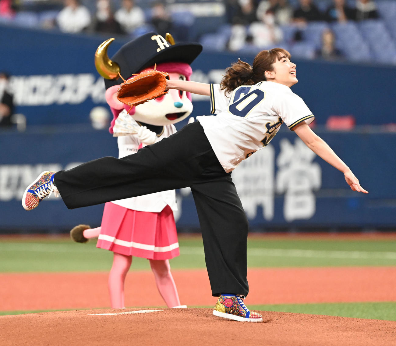 オリックス対楽天　特別始球式を行う女優の平祐奈（撮影・和賀正仁）