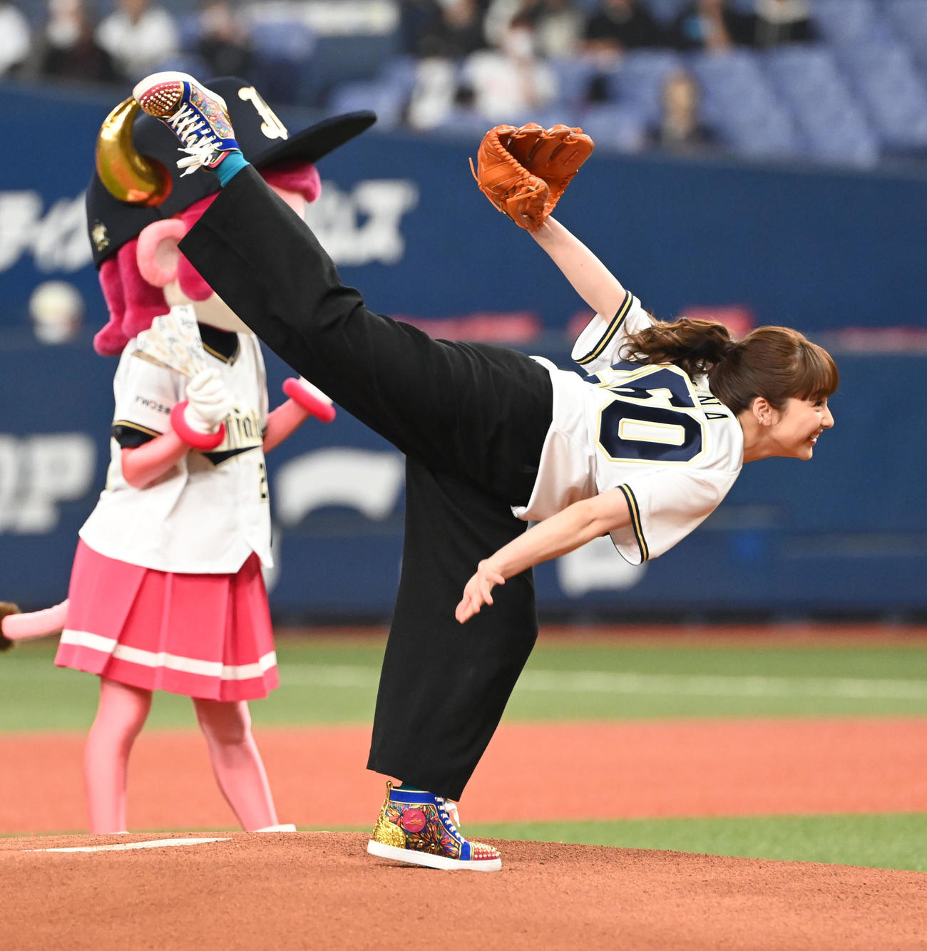 オリックス対楽天　特別始球式を行う女優の平祐奈（撮影・和賀正仁）