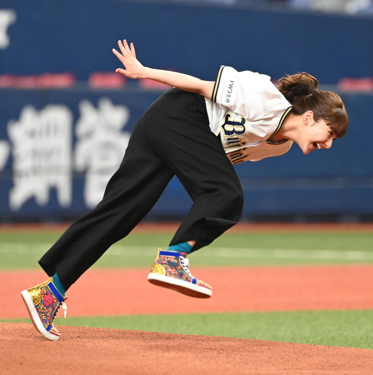 オリックス対楽天　特別始球式を行う女優の平祐奈（撮影・和賀正仁）