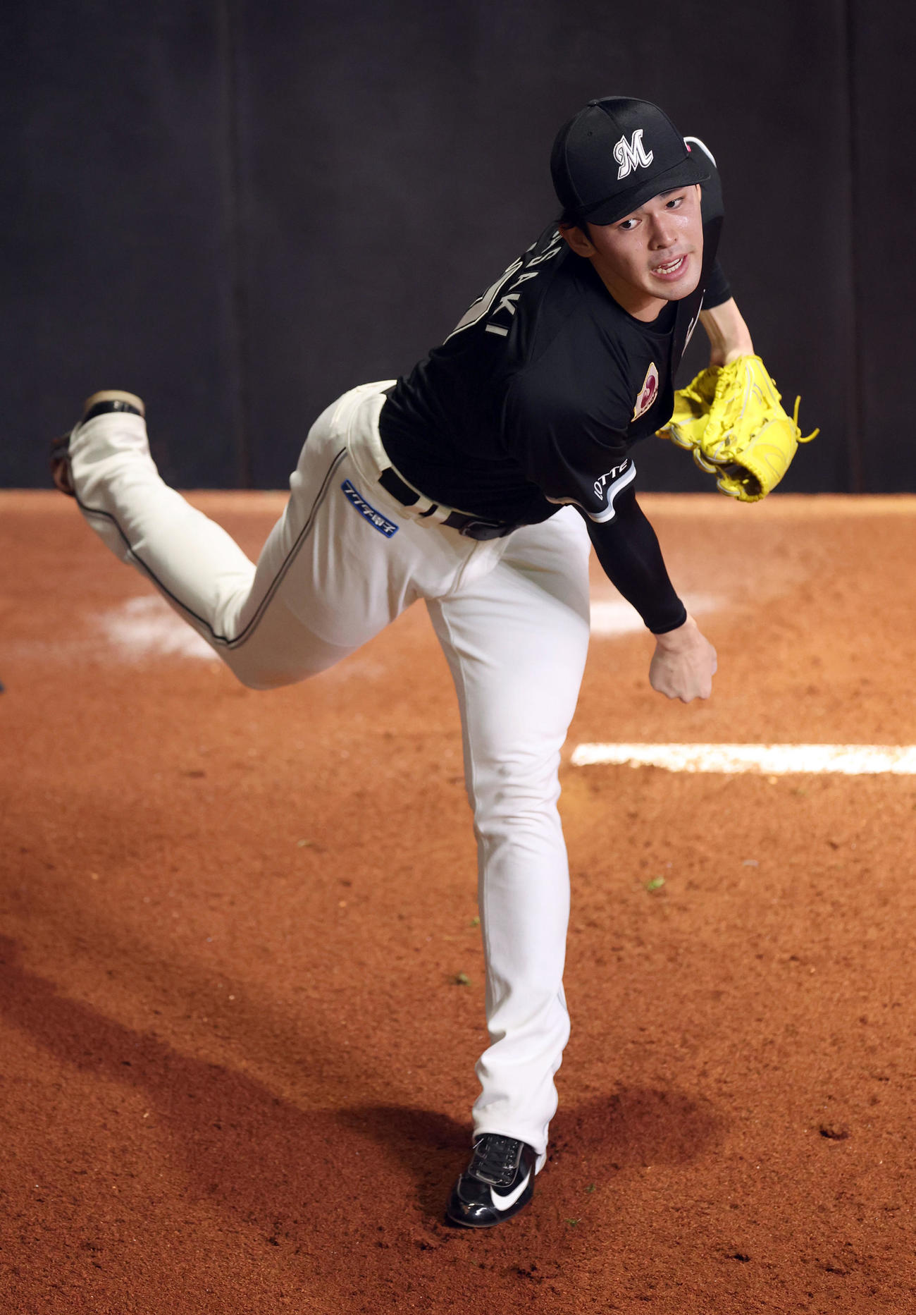 日本ハム対ロッテ　ブルペンで投球練習するロッテ佐々木朗（撮影・佐藤翔太）