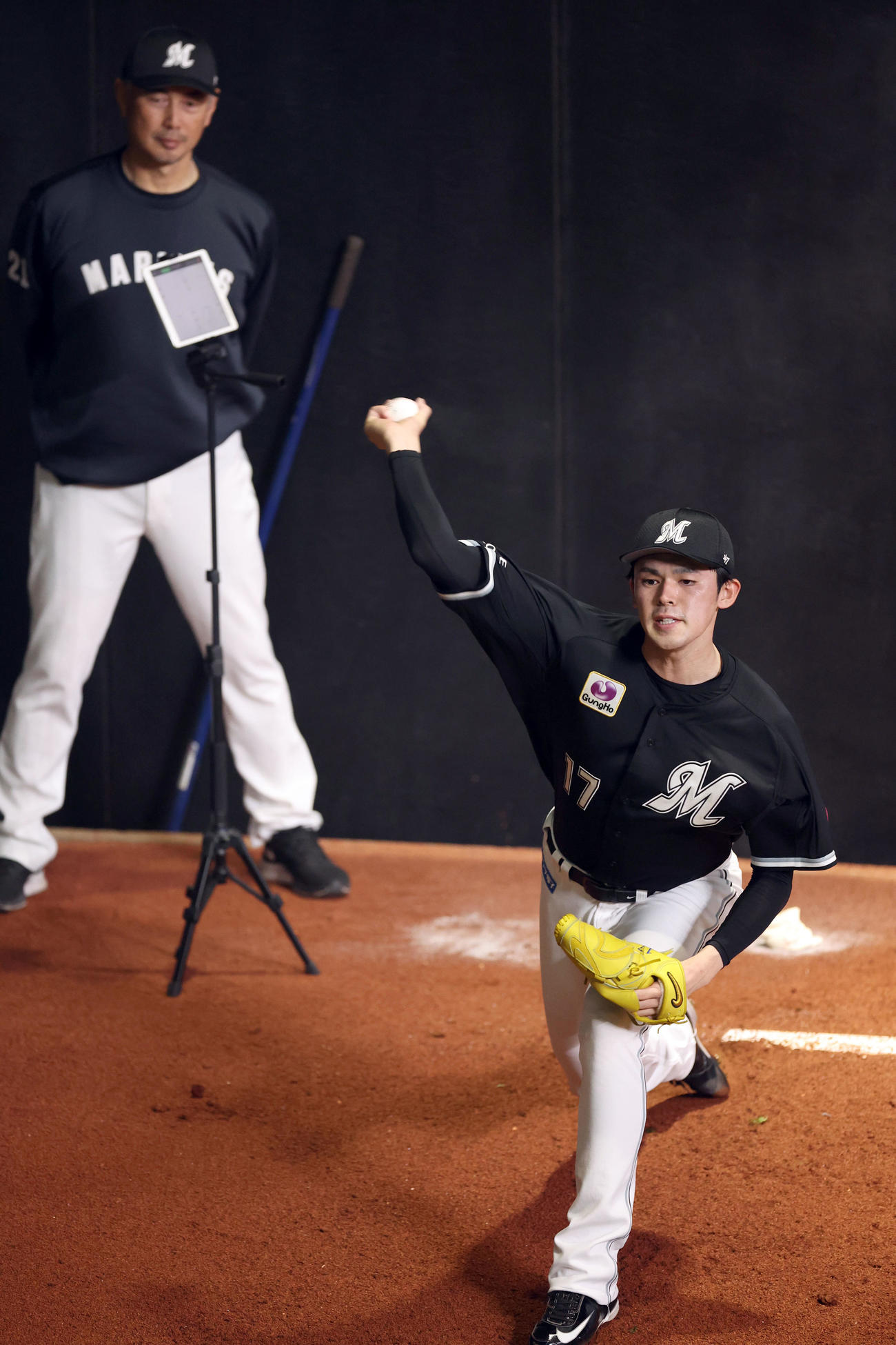 日本ハム対ロッテ　ロッテ吉井監督（左後方）で見つめる中、ブルペンで投球練習する佐々木朗（撮影・佐藤翔太）