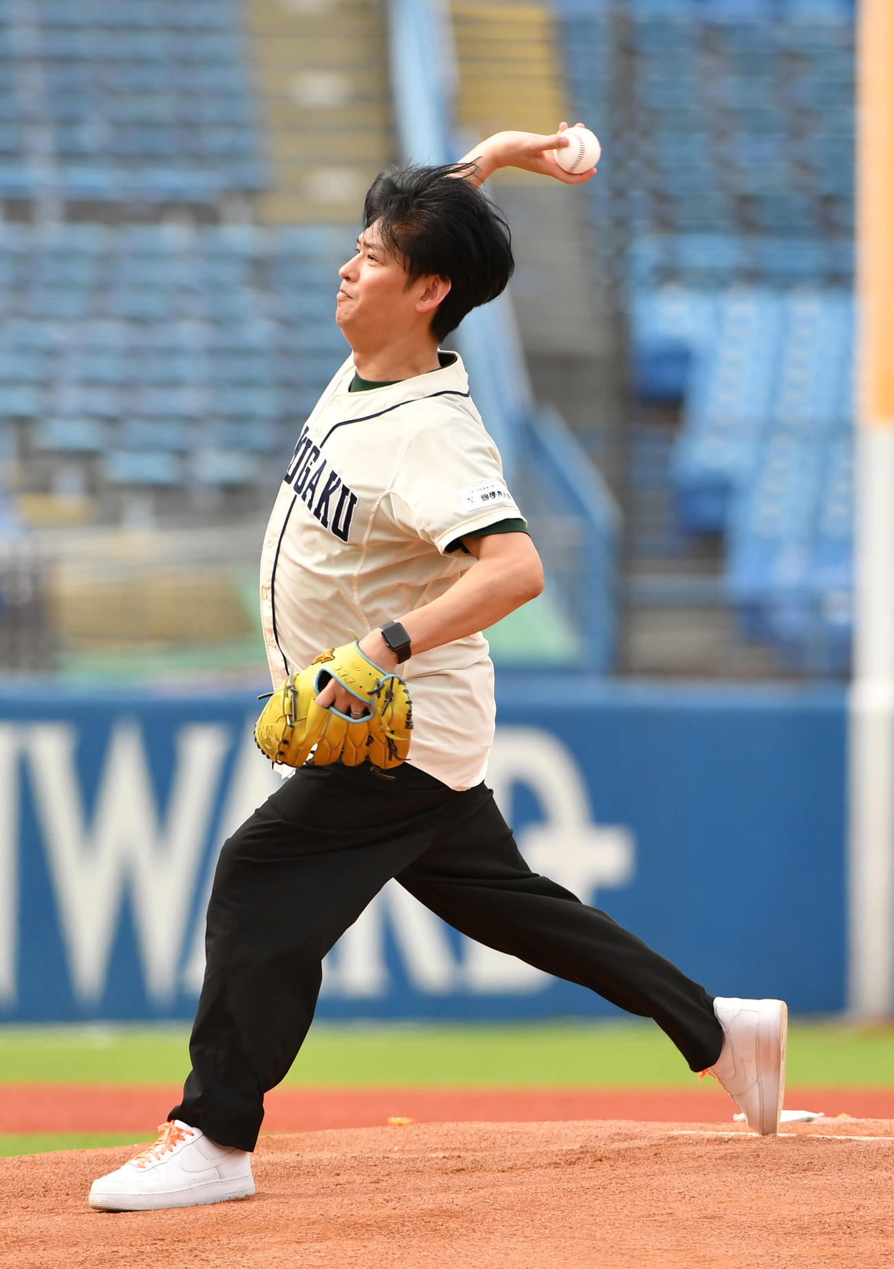 国学院大対亜大戦で始球式を務めた国学院大卒のタレント賀集利樹（撮影・柴田隆二）