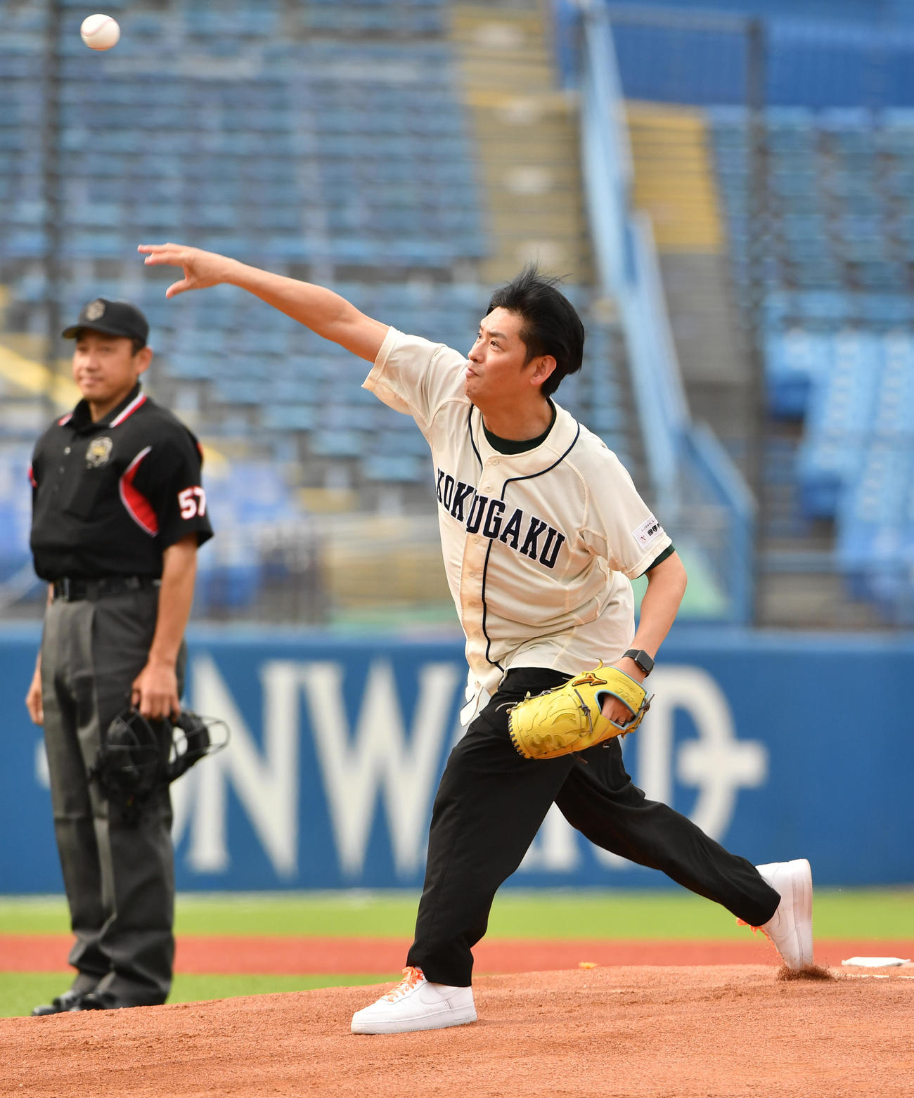 国学院大対亜大戦で始球式を務めた国学院大卒のタレント賀集利樹（撮影・柴田隆二）