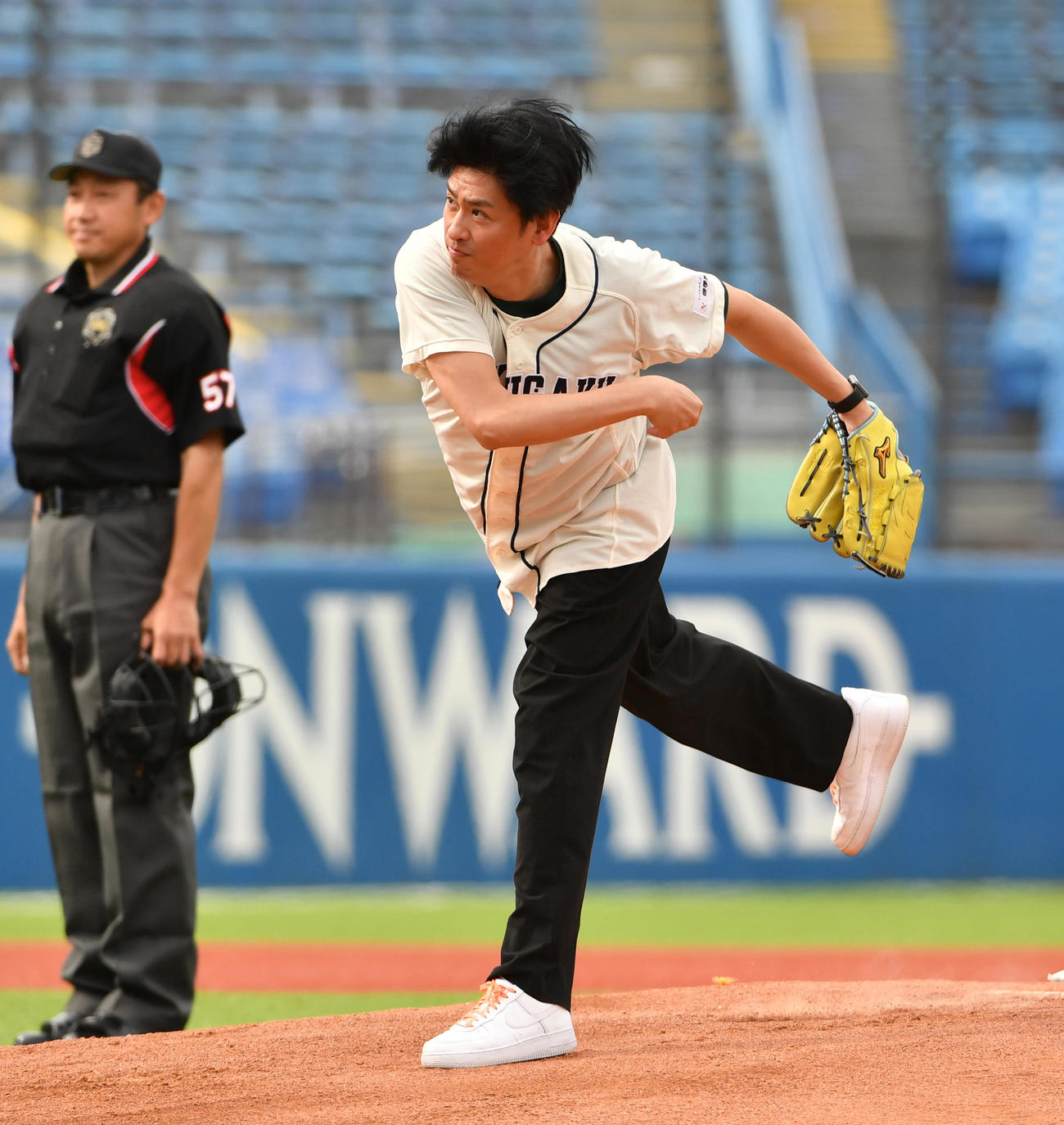 国学院大対亜大戦で始球式を務めた国学院大卒のタレント賀集利樹（撮影・柴田隆二）