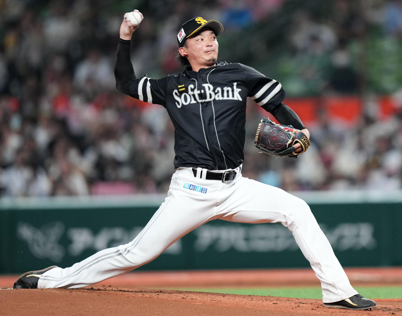 西武対ソフトバンク　力投するソフトバンク先発の東浜（撮影・横山健太）