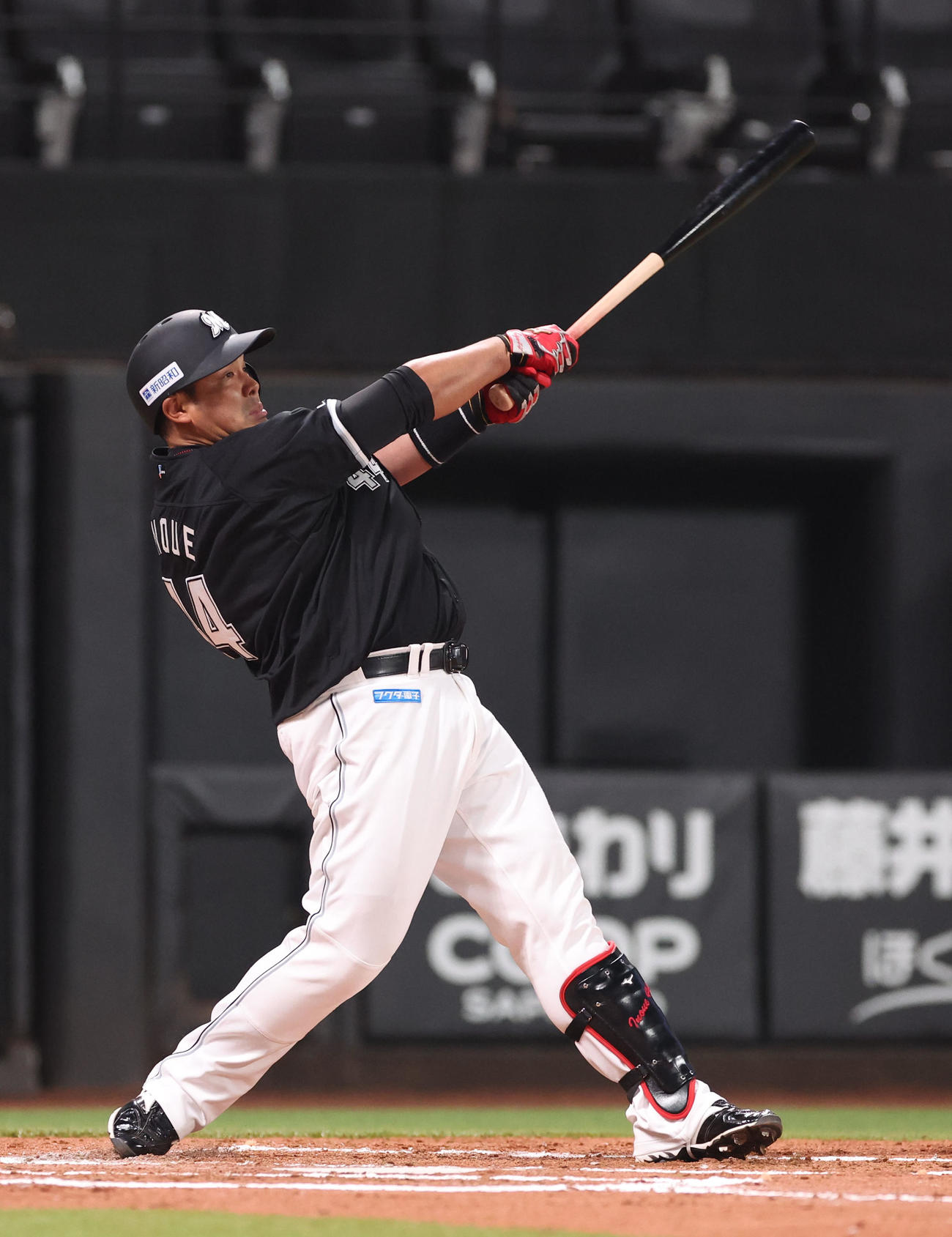 日本ハム対ロッテ　2回表ロッテ2死一塁、井上は先制となる右越え2点本塁打を放つ（撮影・佐藤翔太）