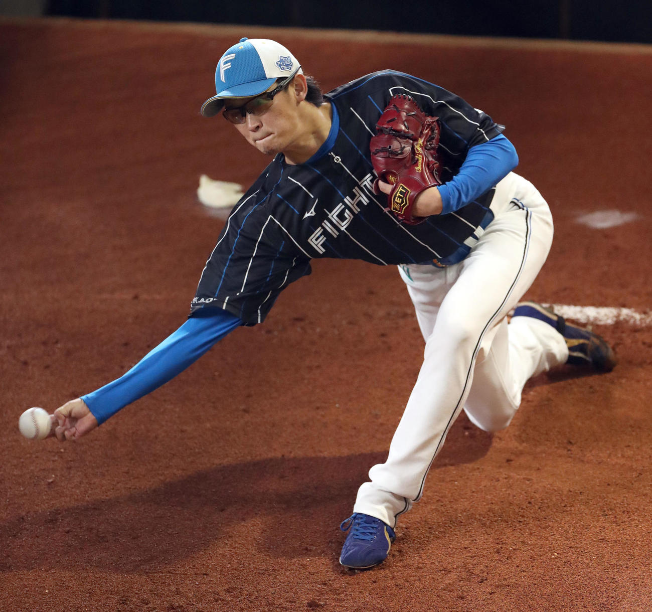 日本ハム対ロッテ　ブルペンで投球練習する日本ハム鈴木（撮影・佐藤翔太）