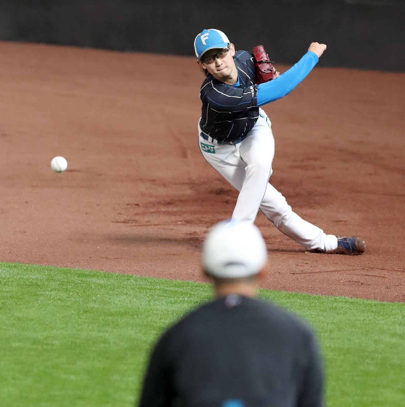 日本ハム対ロッテ　キャッチボールをする日本ハム鈴木（撮影・佐藤翔太）