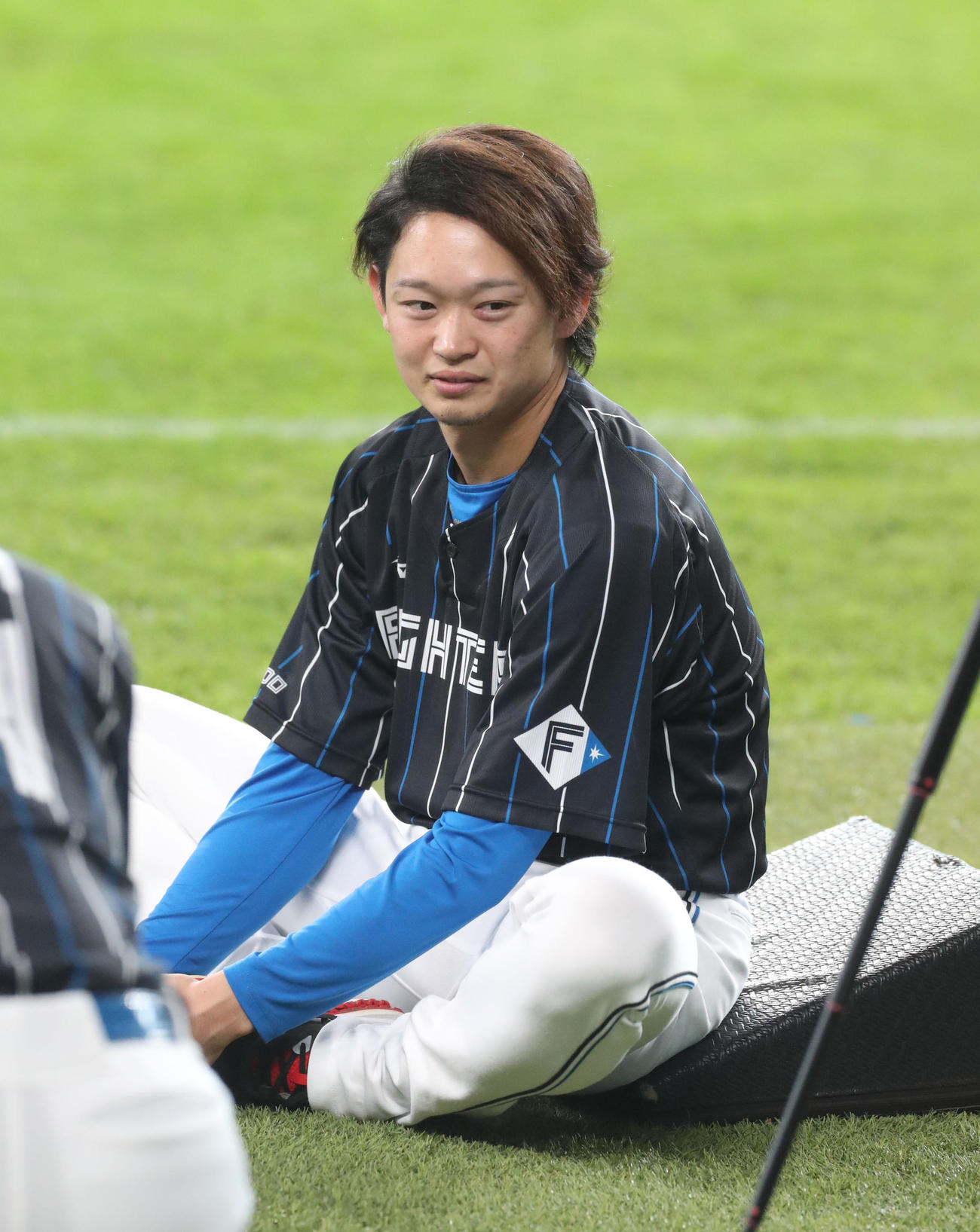日本ハム対ロッテ　ストレッチをする日本ハム鈴木（撮影・佐藤翔太）