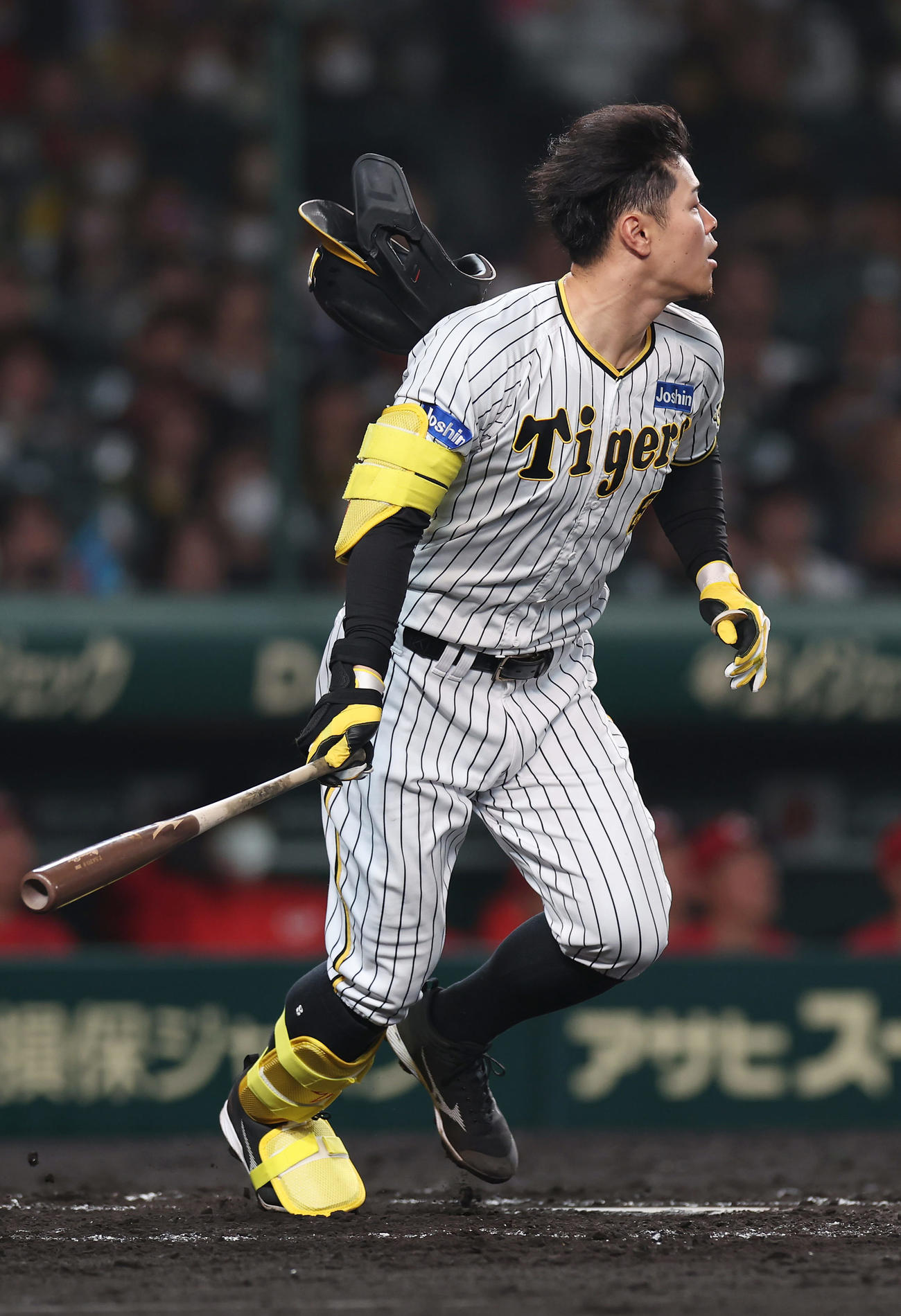 阪神対広島　5回裏阪神無死、左二塁打を放つ佐藤輝（撮影・前田充）