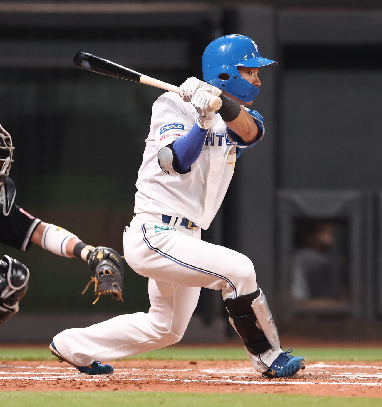 日本ハム対ロッテ　2回裏日本ハム1死一、二塁、水野は右前適時打を放つ（撮影・佐藤翔太）