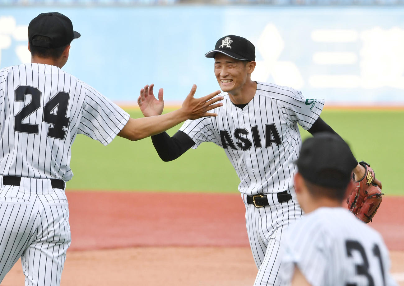 国学院大対亜大　5安打完封勝利を挙げた亜大・草加（撮影・柴田隆二）