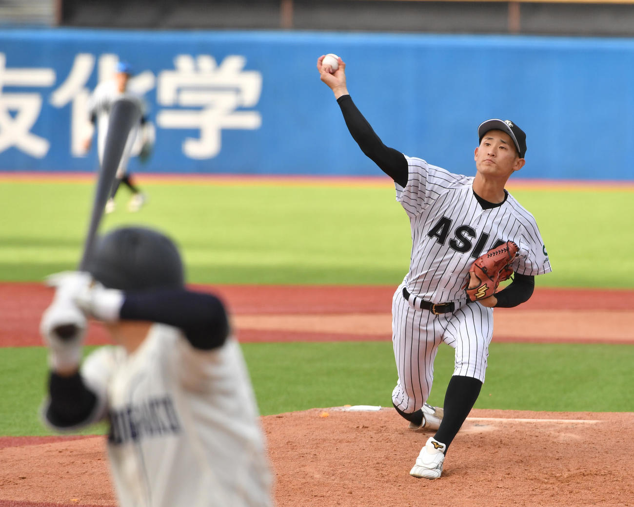 国学院大対亜大　好投する亜大・草加（撮影・柴田隆二）