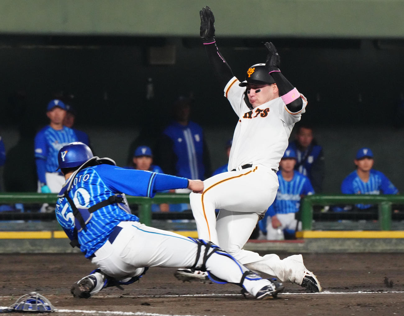 巨人対DeNA 4回裏巨人2死一、二塁、吉川の左前打で生還を狙うもタッチアウトとなる丸。捕手山本（撮影・江口和貴）